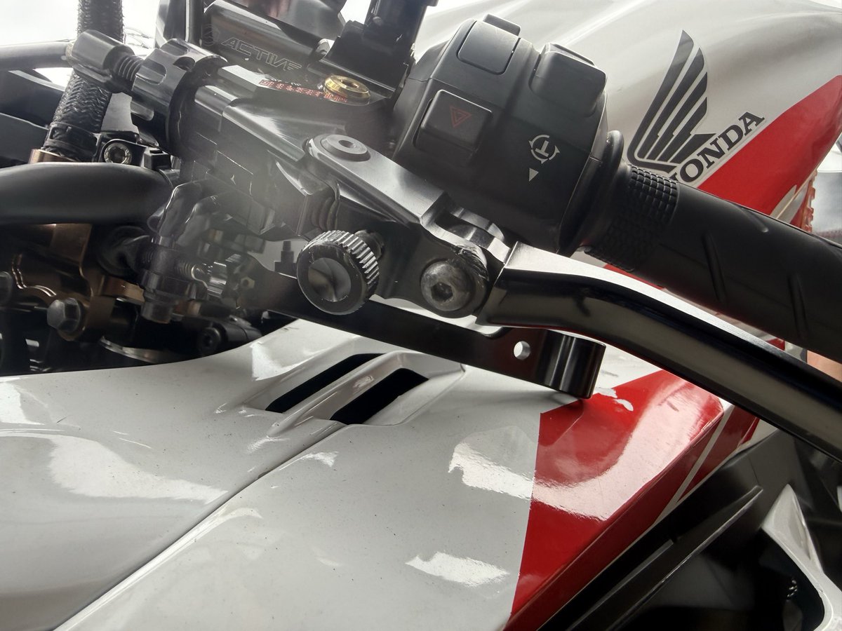 yasu25029's tweet photo. @conan250rr 一枚目でハンドル全切りなんですけどこれでもかなりギリギリです！レバーの先っちょでカウル削れます🙄 https://t.co/bSKZPg5rX4