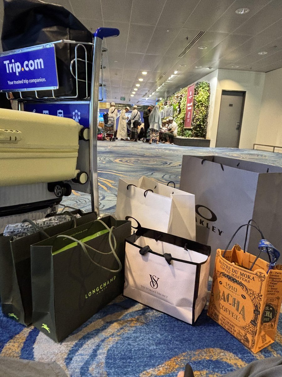 kaitypatch's tweet photo. Shopping at the mall, the food here is really cheap. https://t.co/KbydKvvMzK