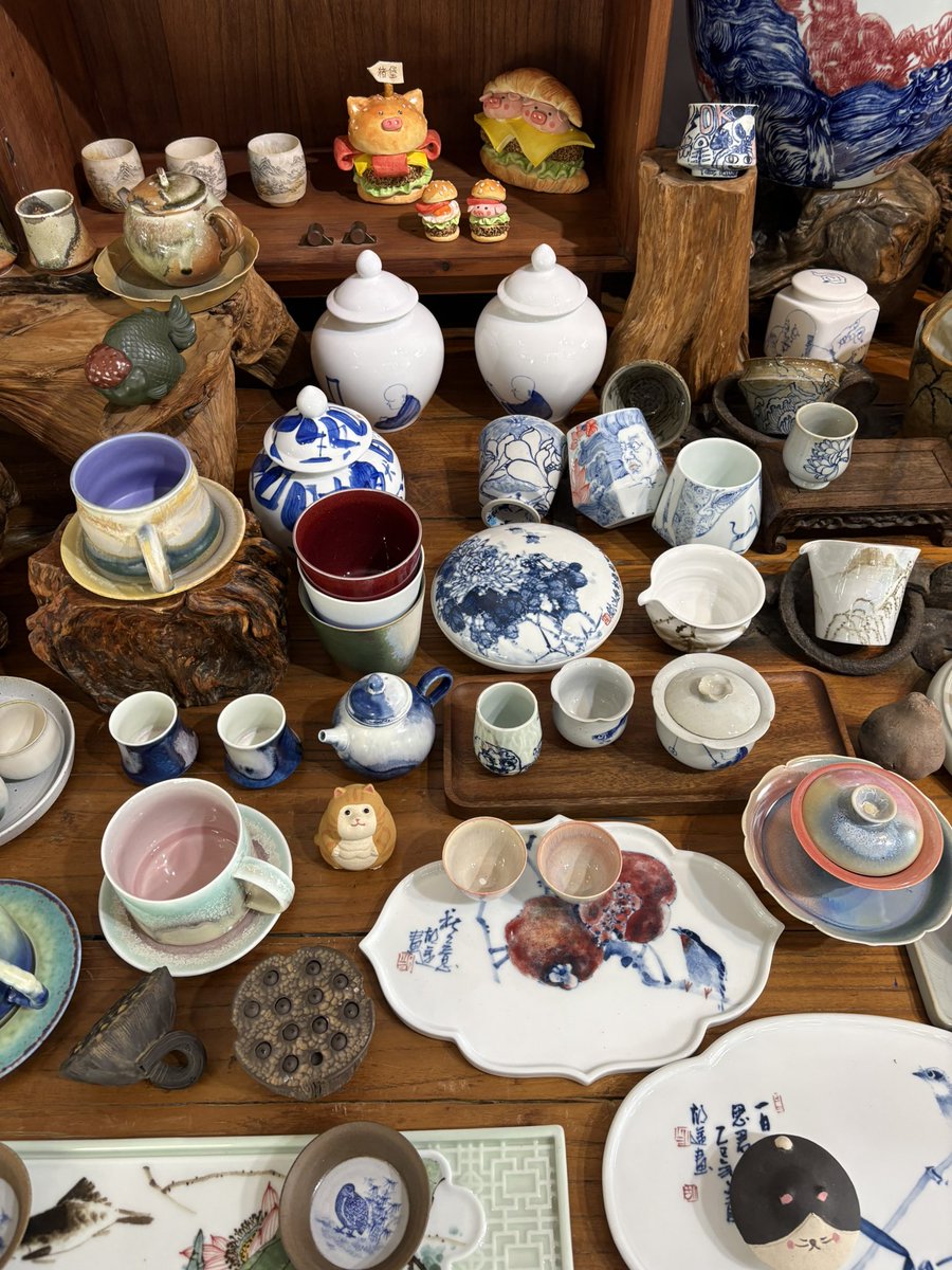 0jMooni's tweet photo. 世界遺産登録されたてホヤホヤの景徳鎮へ、名品を求めて・・・というか自分の器を景徳鎮で焼く経験がしたくて弾丸旅。台風の影響でほとんど時間がなかったけど、作家が集まる夜市や陶芸体験、一期一会の器をお迎えして非常〜〜に癒された https://t.co/7jNmwOplEe