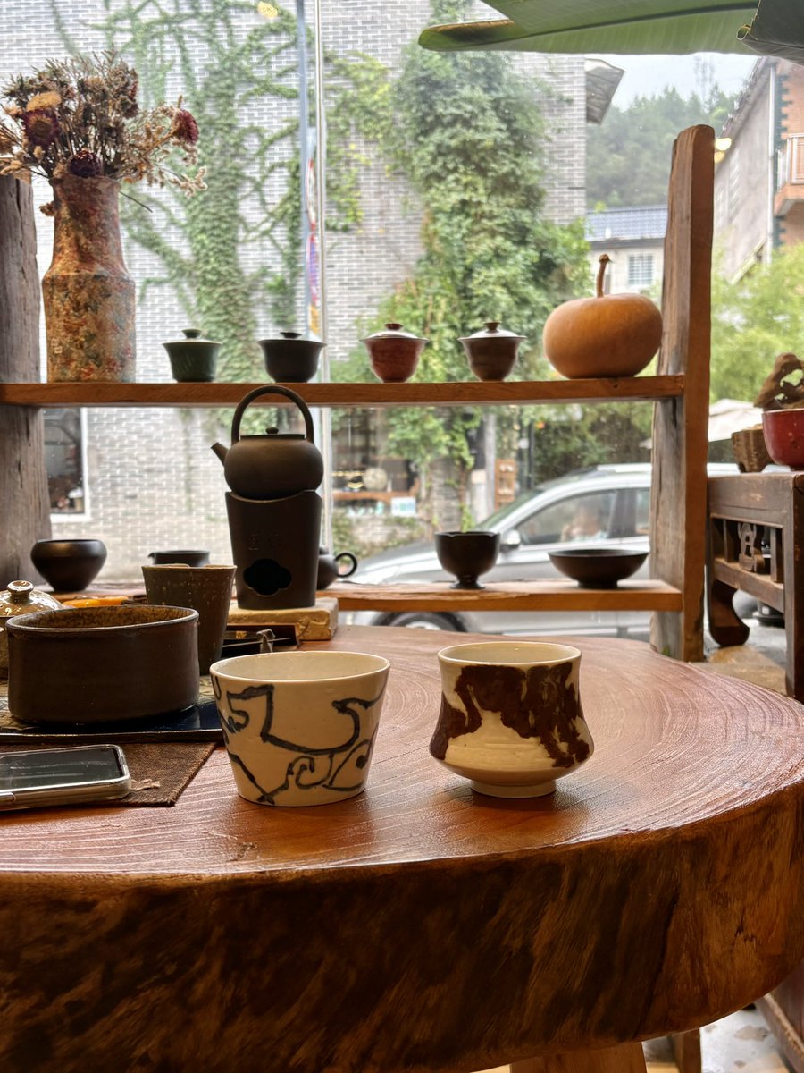 0jMooni's tweet photo. 世界遺産登録されたてホヤホヤの景徳鎮へ、名品を求めて・・・というか自分の器を景徳鎮で焼く経験がしたくて弾丸旅。台風の影響でほとんど時間がなかったけど、作家が集まる夜市や陶芸体験、一期一会の器をお迎えして非常〜〜に癒された https://t.co/7jNmwOplEe