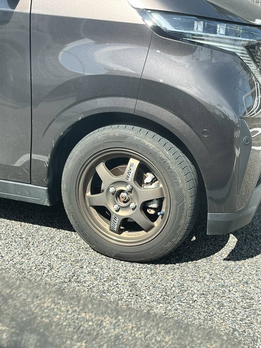 sadnyan78's tweet photo. マジで車興味無さそうなおばさんが乗ってるお買い物カーにTE37を履いているのを見ると興奮する。 https://t.co/SBvUs8Ymvc