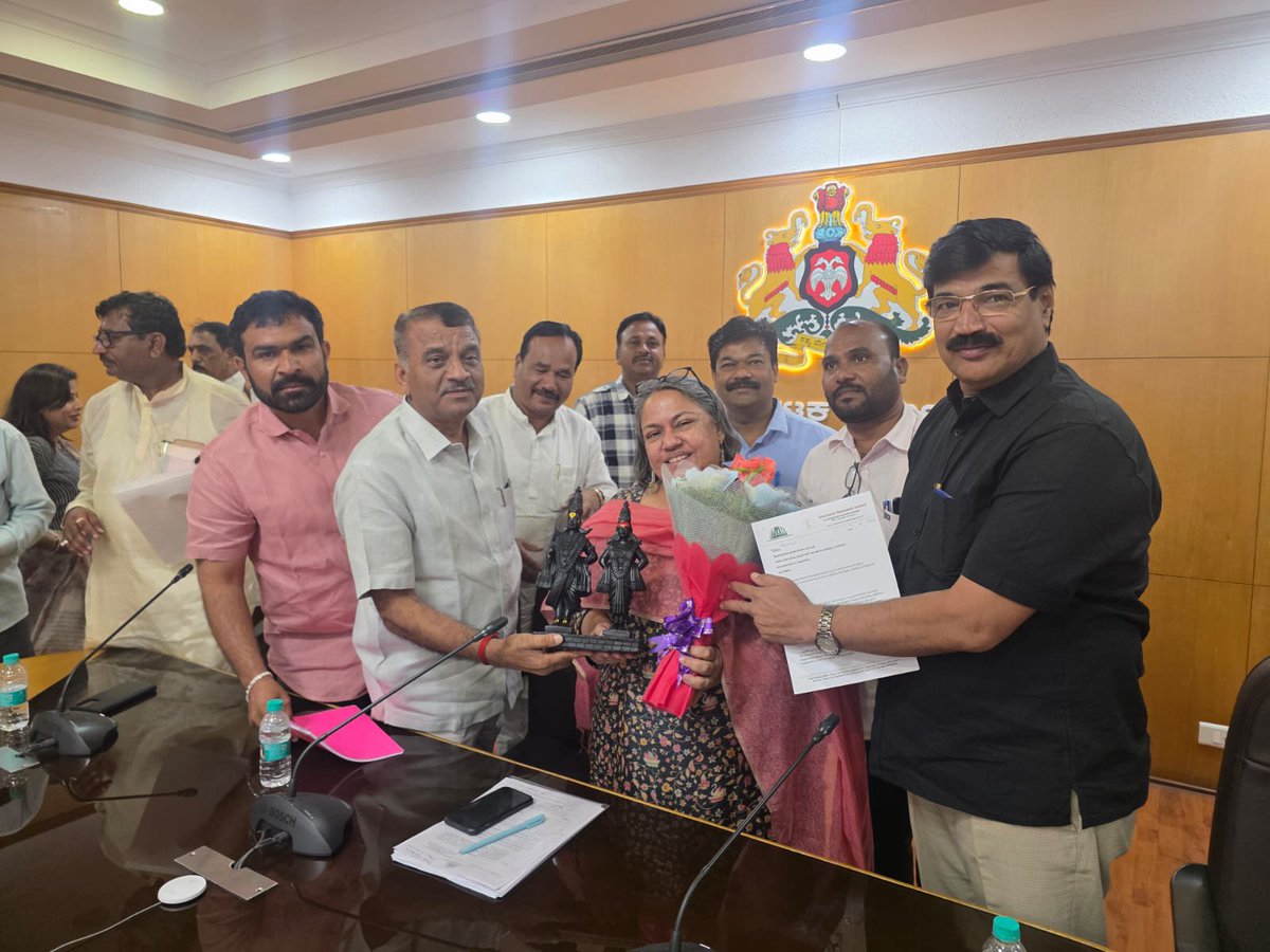 INCVikramsawant's tweet photo. कर्नाटक सरकारच्या अपर मुख्य सचिव तथा विकास आयुक्त श्रीमती उमा महादेवन (भा.प्र.से.) व कर्नाटक सीमा प्राधिकरणाचे अध्यक्ष श्री. सोमण्णा बेविनमरद यांच्यासोबत सीमाभागातील विविध प्रश्नांवर महत्त्वपूर्ण बैठक झाली.
#Jat #BorderIssues #VikramSinghSawant #KarnatakaGovernment #Meeting https://t.co/98mpMlBnnw