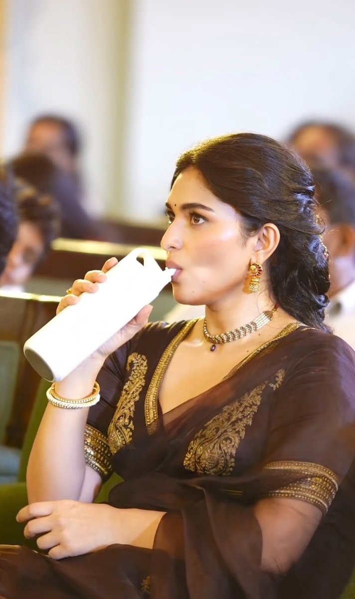 ogejk67's tweet photo. Vara vara potta thanam thalaiku eriduchu bottle thanni kudichu kuda oombi sappi thaan kudikuran ithu parthu ellarum easy aa pottachi nu kandupudichuranga 😚🫣 https://t.co/eGXpnfTzA4