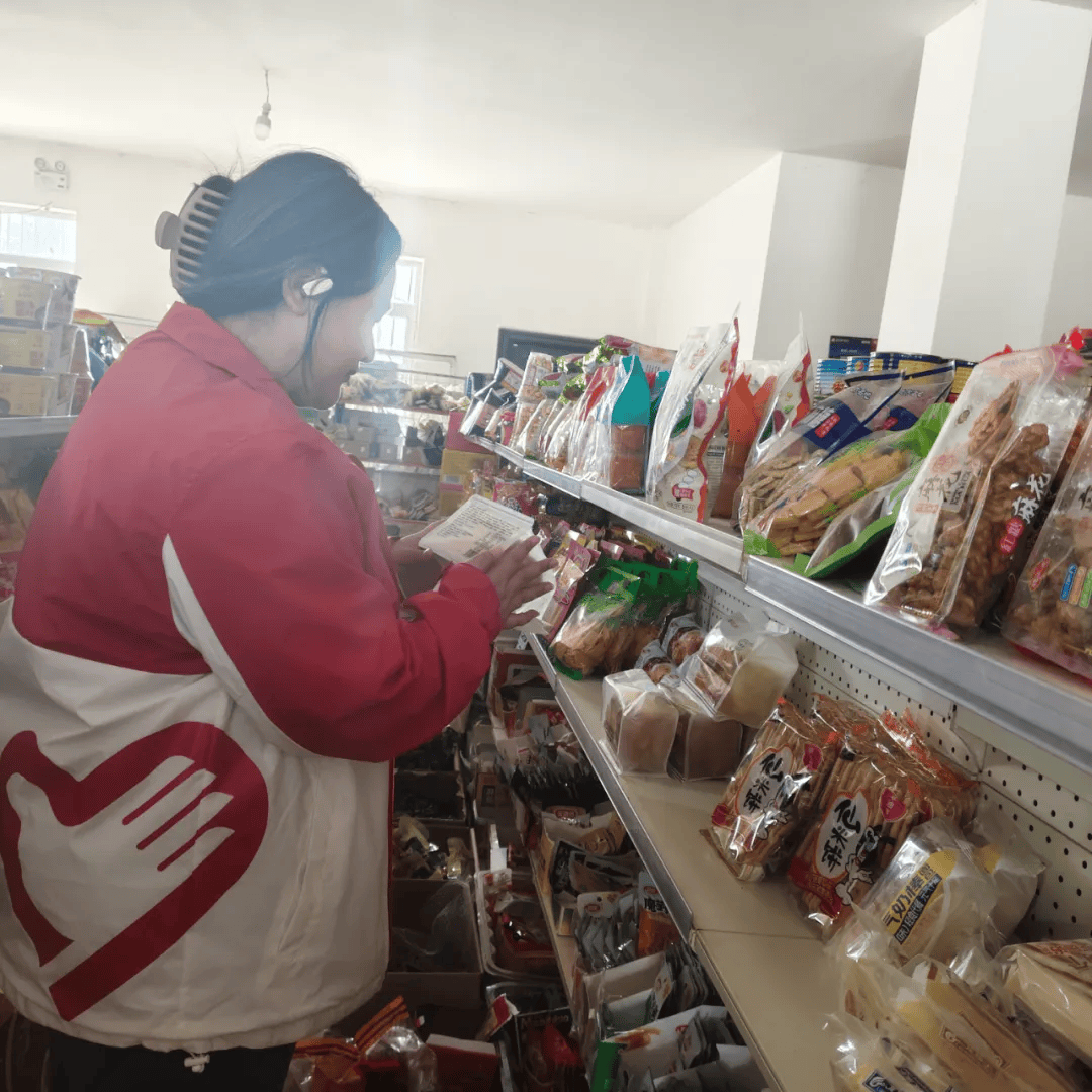 izez2pm's tweet photo. Had such a meaningful weekend volunteering at the local food bank—helped sort 200+ meal packages for families in need. Small acts add up to big changes! #VolunteerWork #CommunityLove， https://t.co/tO6W46pTjZ