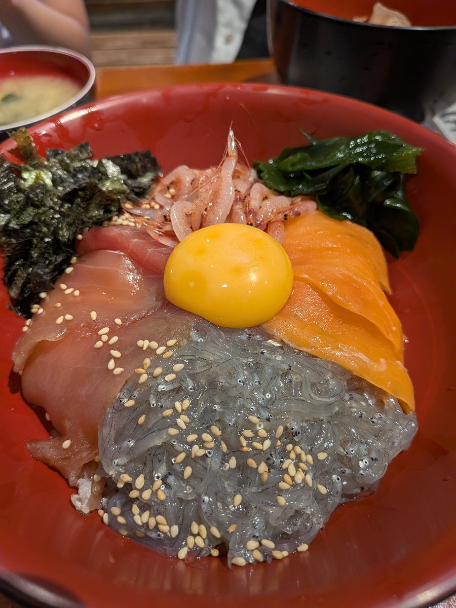 oyamamika's tweet photo. 今回行った1泊2日の伊豆熱川旅行、見事に4食生魚食べられたのがとっても嬉しかった❤️

食の味処錦
どろめ熱海駅前店
ホテルカターラの夕食・朝食

ホテルブュッフェの刺身でこの種類の多さは驚いた！

錦さんもどろめさんも
かなり新鮮でほっぺが落ちた🥰

生魚バンザイ❤️ https://t.co/bpt24sBHC4