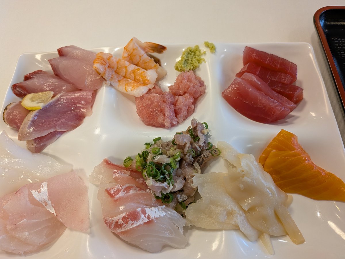 oyamamika's tweet photo. 今回行った1泊2日の伊豆熱川旅行、見事に4食生魚食べられたのがとっても嬉しかった❤️

食の味処錦
どろめ熱海駅前店
ホテルカターラの夕食・朝食

ホテルブュッフェの刺身でこの種類の多さは驚いた！

錦さんもどろめさんも
かなり新鮮でほっぺが落ちた🥰

生魚バンザイ❤️ https://t.co/bpt24sBHC4