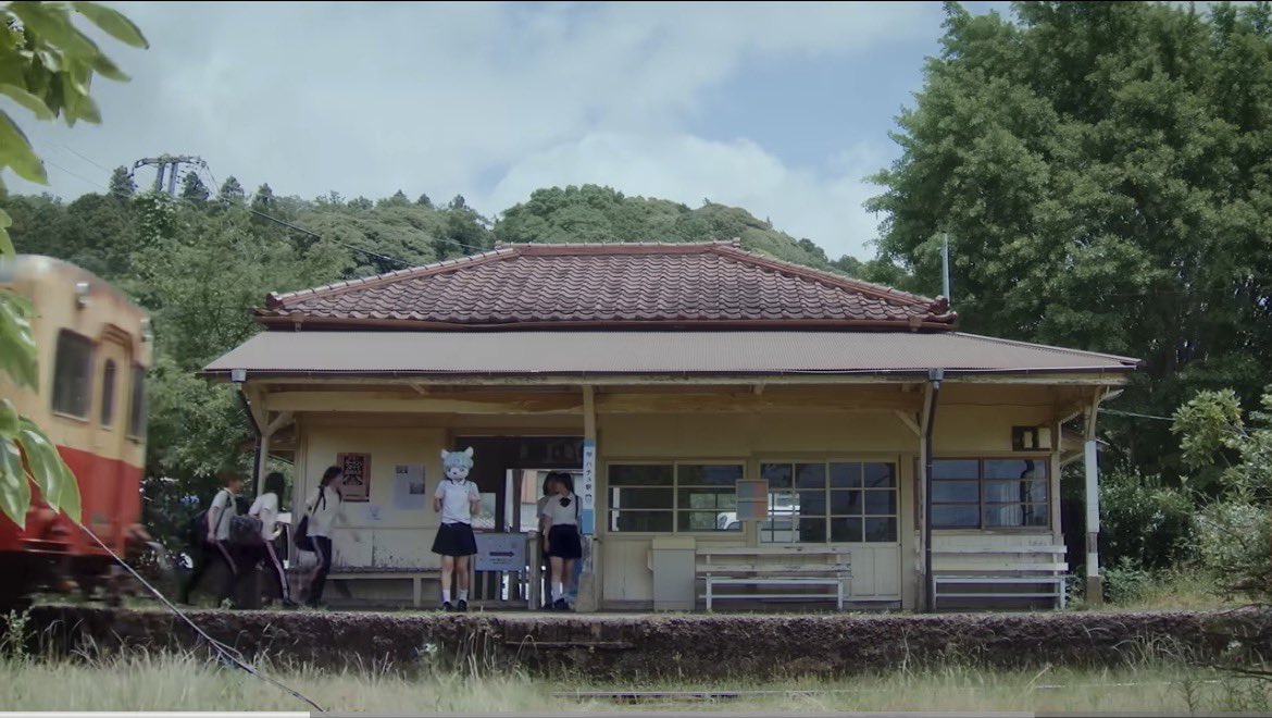 H2H_JPtechbase's tweet photo. ✅ 「H2H 推し巡り」に新たに聖地を登録しました！ICONIC HEARTのMV Teaserに出てきたロケ地です。

📍 上総鶴舞（かづはつるまい） 駅
🌿 千葉県市原市にある小湊鉄道線の駅で、関東の駅百選に選定されています。
🚗 木造の駅舎は国の登録有形文化財で、現在は無人駅として運営されています。

クリーム色と朱色のツートンカラーの車両は、小湊鉄道キハ200形気動車と思われます。

🗺️ スポットの詳細はこちら →
https://t.co/3ctzbKP0JG

🗺️ 聖地の一覧は「H2H 推し巡り」から→
https://t.co/SrU9ySyV29

#Hearts2Hearts #하츠투하츠 #H2H