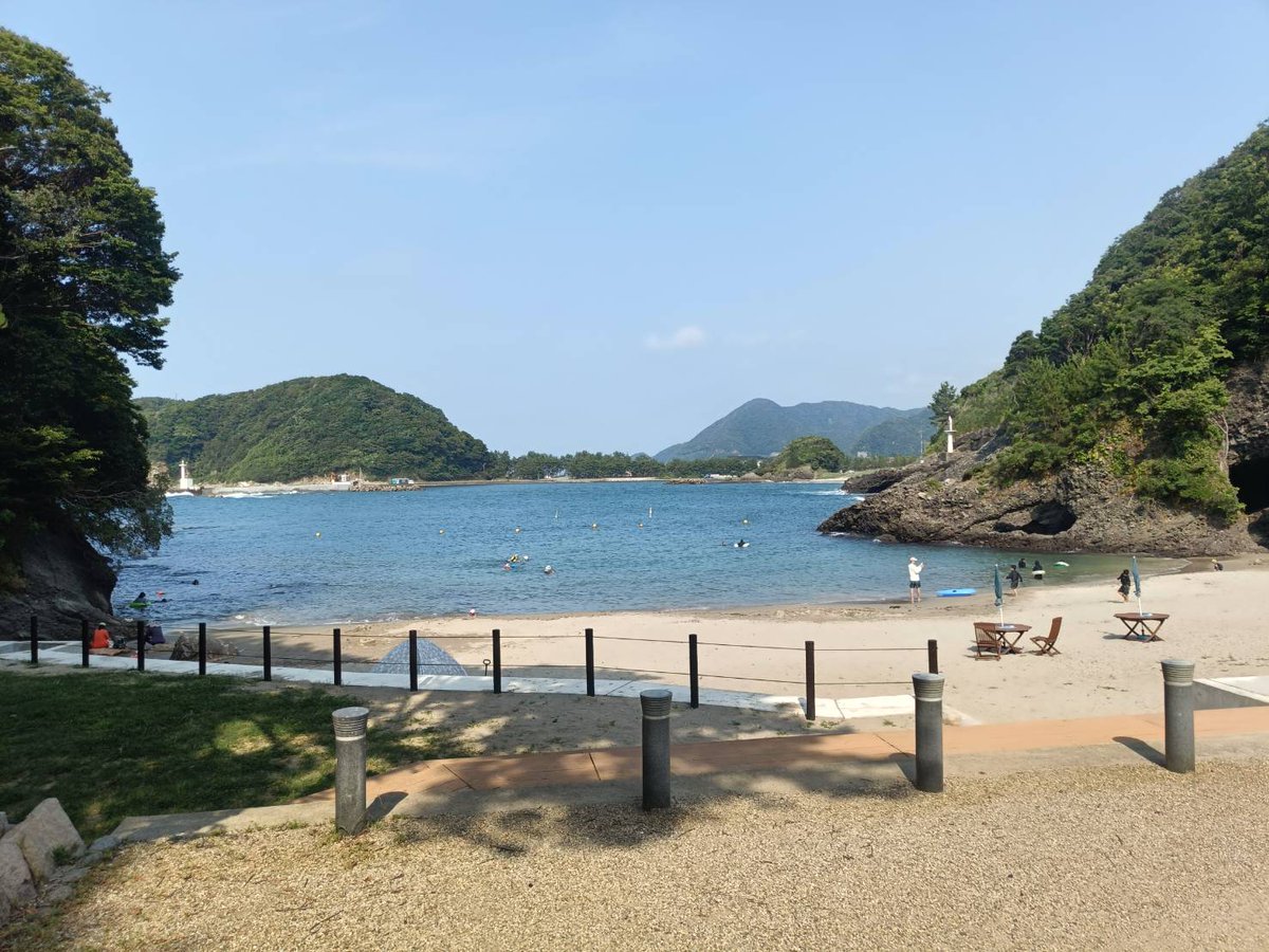 kyotate's tweet photo. ＼京都建物のスタッフブログ更新♪／  
建設部「杉田」が先日、竹野浜海水浴場へ遊びに行ってきました🌴

透き通った青い海が魅力の海水浴場で、遠浅で波も比較的穏やかなので小さなお子さん連れのファミリーにおすすめです✨

関西で「きれいな海に行きたい！」という方には是非行ってみてください☺️ https://t.co/To8oMYkSDh