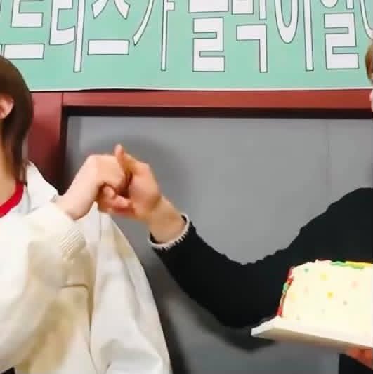 marhoonfolder's tweet photo. the way martin holds juhoon’s hand so gently 🥹🤍 https://t.co/pUBPCDa0Bn
