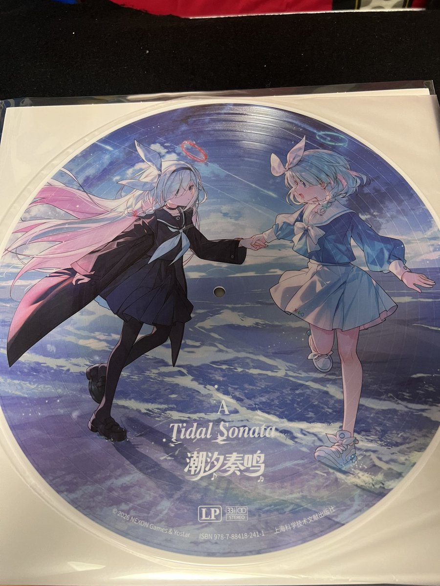 flstudio_flchan's tweet photo. 今回届いたブルーアーカイブのグッズ商品は中国のみで限定販売商品になります。
内容は、CD・アクリルスタンド等の豪華な内容
この商品にはピクチャーレコードが付属してます。内容は国内盤でも販売されたレコードの曲を抜粋した感じの内容になってます。中には国内盤で入ってない曲も1・2曲ありました https://t.co/5tsjybVBzd