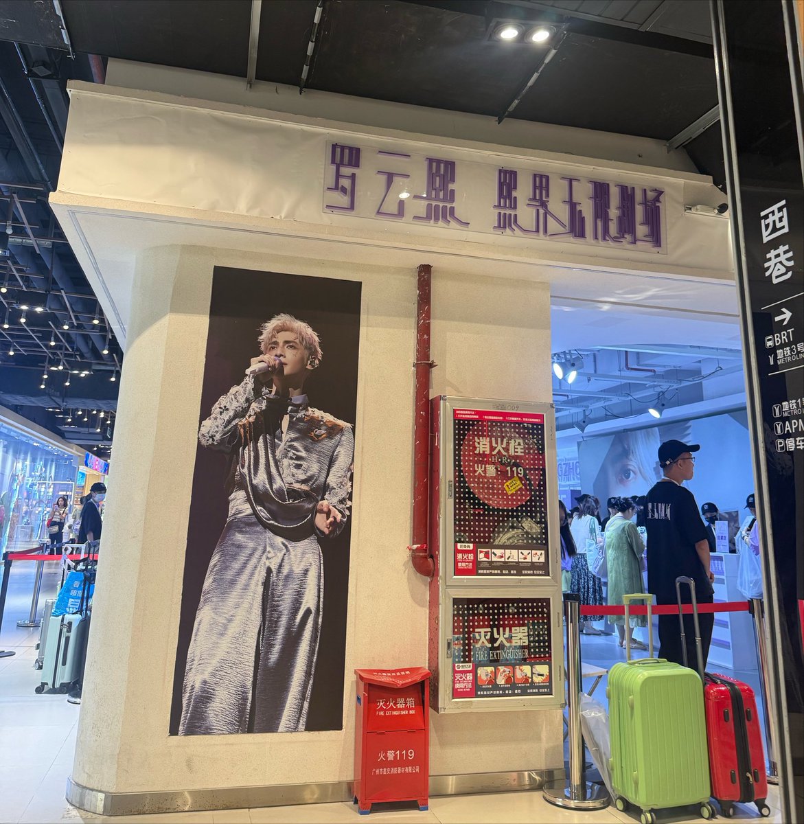 28071988x's tweet photo. 다음날 방문한 팝업스토어! 
10시 첫타임 예약하고 갔는데 사람이 너무너무너무 많았음 너무 복잡하고 정신없고 모두가 굿즈를 허겁지겁 집어담아서 나까지 정신없이 챙기느라 정작 내부 사진을 많이 못 찍었다… 사진 찍을 손도 없었고 ^_T
시시 굿즈 풀착용하신 분들한테서 권력을 느낌 https://t.co/CwHOVfWSMD
