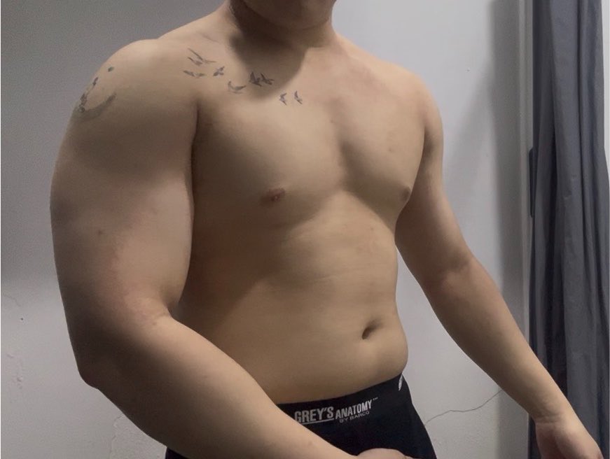 Krasbendai's tweet photo. Bloated now. Would a hug be ok? https://t.co/Ko71BnZqqB