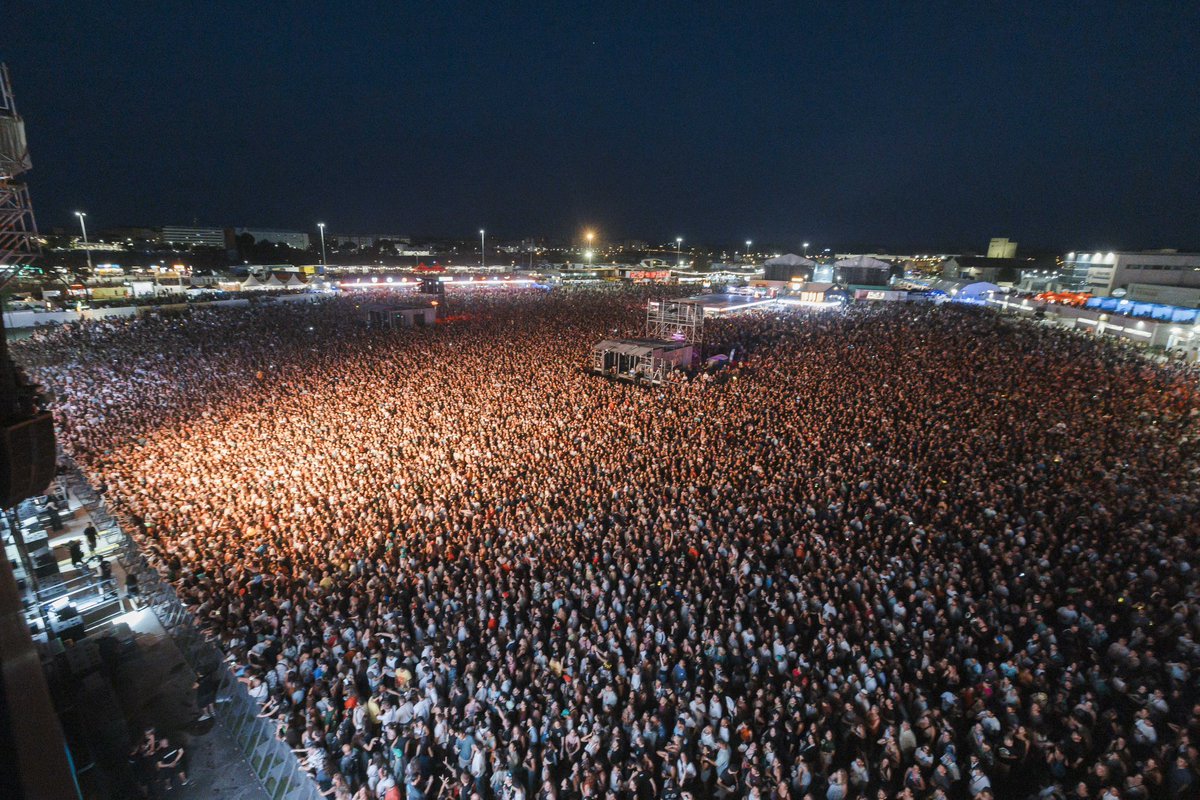 estoesLaMODA's tweet photo. Sonorama 2026. El fin de semana ha sido como un sueño. El sábado nos bajamos del escenario con la sensación de que había sido uno de los conciertos de nuestra vida. https://t.co/Lc7tIS4L9A
