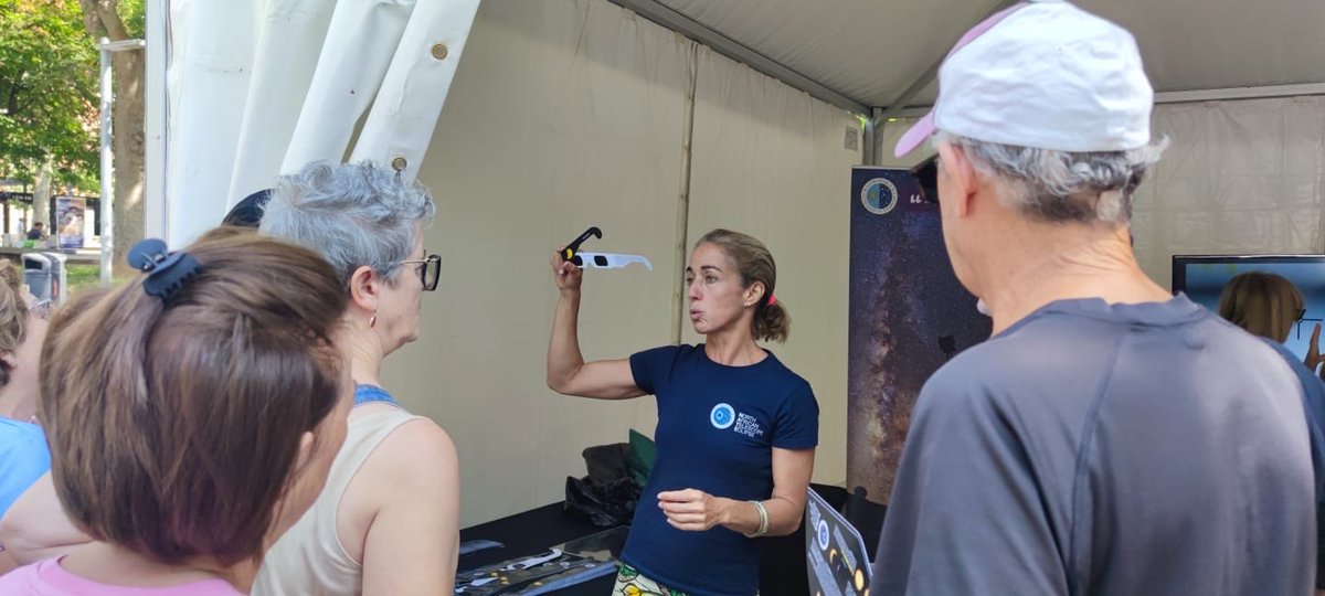 IAC_Astrofisica's tweet photo. 🔭☀️ ¡Palencia ya mira al cielo!

Esta mañana, voluntarios y voluntarias del IAC acercan la astronomía a toda la familia en el Parque del Salón de Isabel II, con talleres científicos y actividades para aprender a observar el Sol de forma segura. 🌞

🌑 ¡Mañana, #EclipseTotal! https://t.co/RlrUAPKC0K