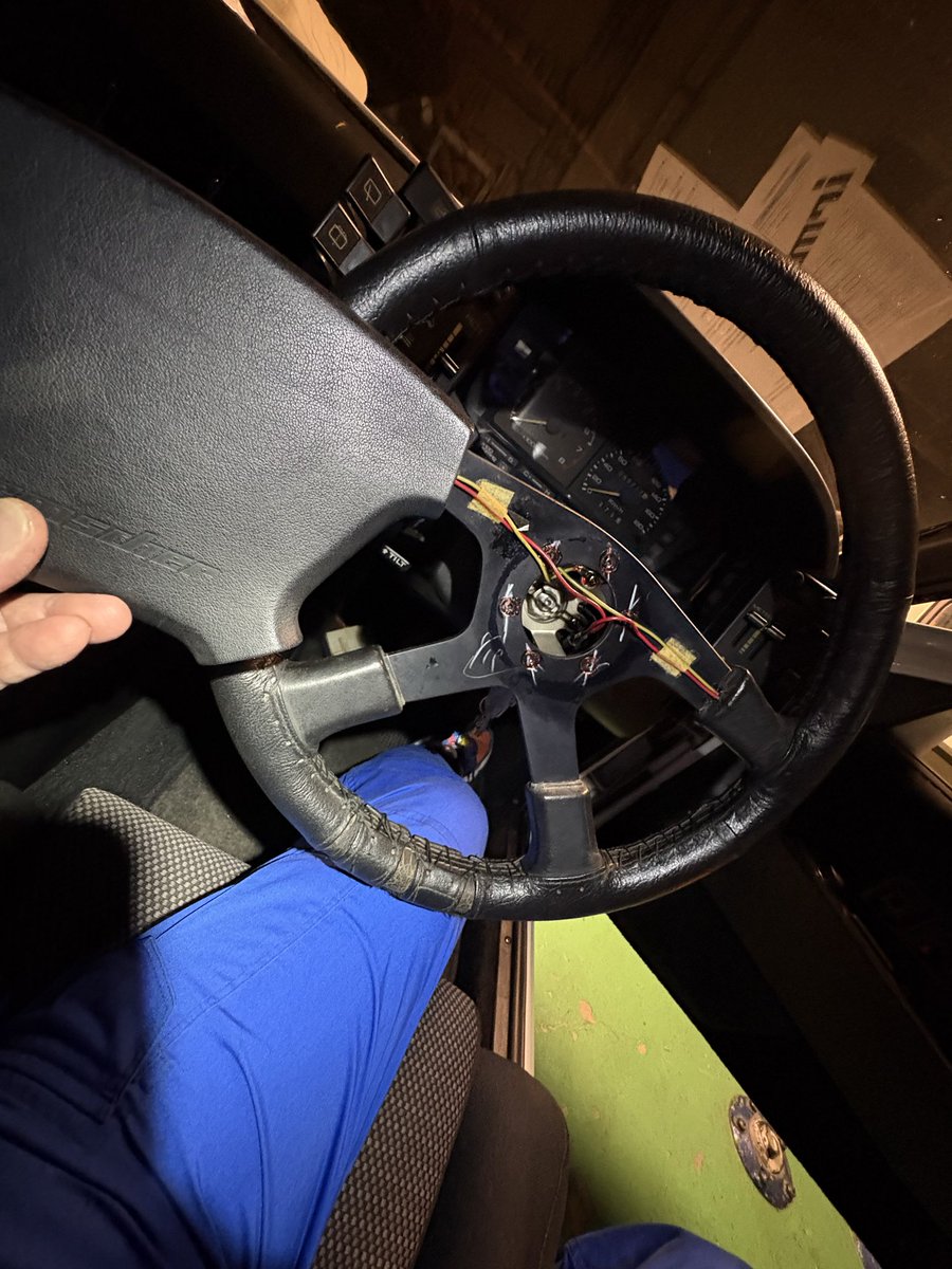 hatori_bp's tweet photo. いすゞピアッツァ　最終章に入り「あとはステアリングを交換して〜」と　センターパッドを外したら
そりゃ緩んだら良くないけど… ネジロック剤ここまで塗布しなくても　いいんじゃ？　さて　緩むかどうか　今夜の残業も面白くなりそうだ https://t.co/CgKPppfsdD