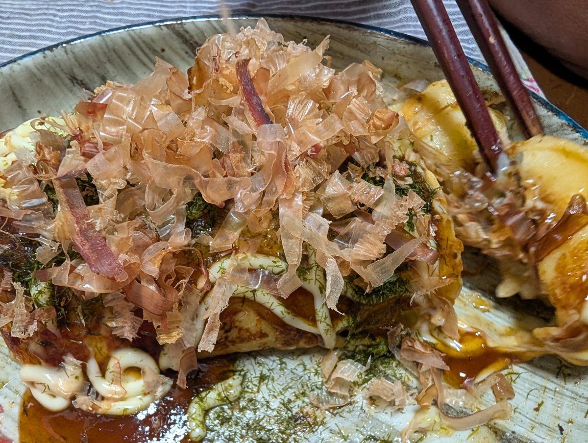 sumiko202020's tweet photo. @dothetrick1 とっても美味しかったですよ

たこ焼き用の粉と
キャベツとタコ🐙を用意して
揚げ玉と青のりとかつお節
こんなもんです。☺️

作ってみてください。とろとろでおいしかったです。 https://t.co/AfRnVkVFFo