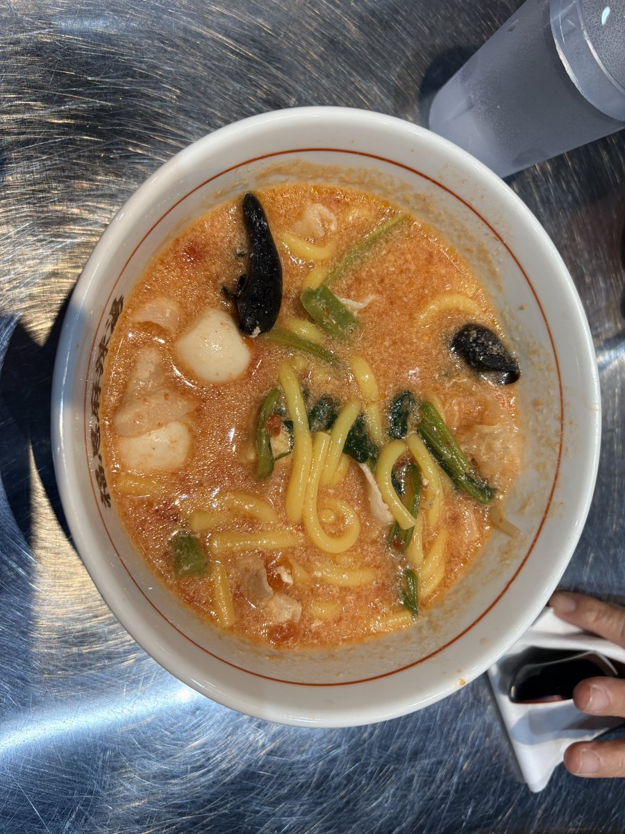 Baseoflowest's tweet photo. 初の麻辣湯。熱くて辛かったけど、美味かった。娘曰く、「自分で食材を選んで鍋にする感じ。」と言っていたが、まさにそれ。何をどれくらい入れてもそれなりに美味くなるのは、スープの完成度が高いからじゃないか？ https://t.co/AyFPLJZ0ey