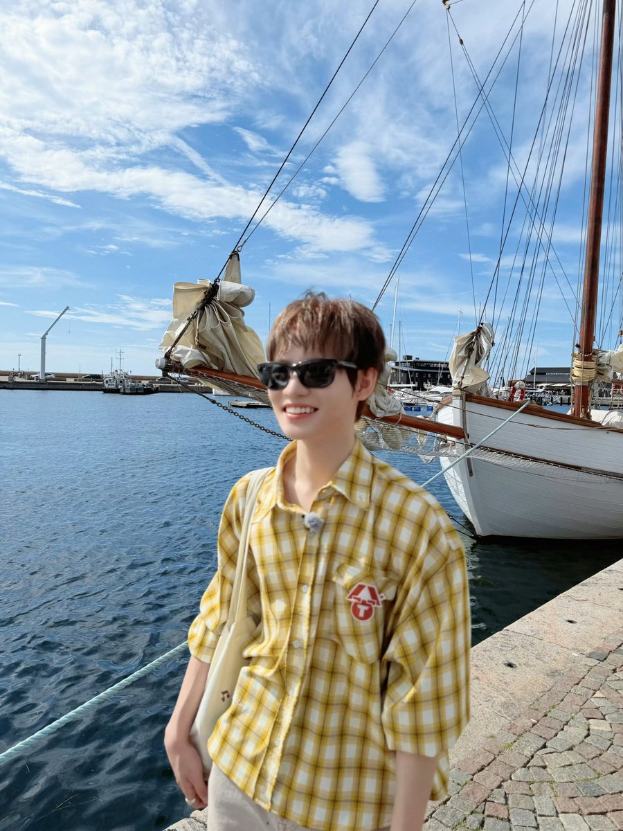seaunsrats's tweet photo. ตากล้องทีมเฉินเล่อถ่ายรูปสวยมาก น้องเล่อขาวสะท้อนแดดสุดๆ แล้วน้องสดใสมาก😭🫶🏻 https://t.co/ZGc9Up5lBl