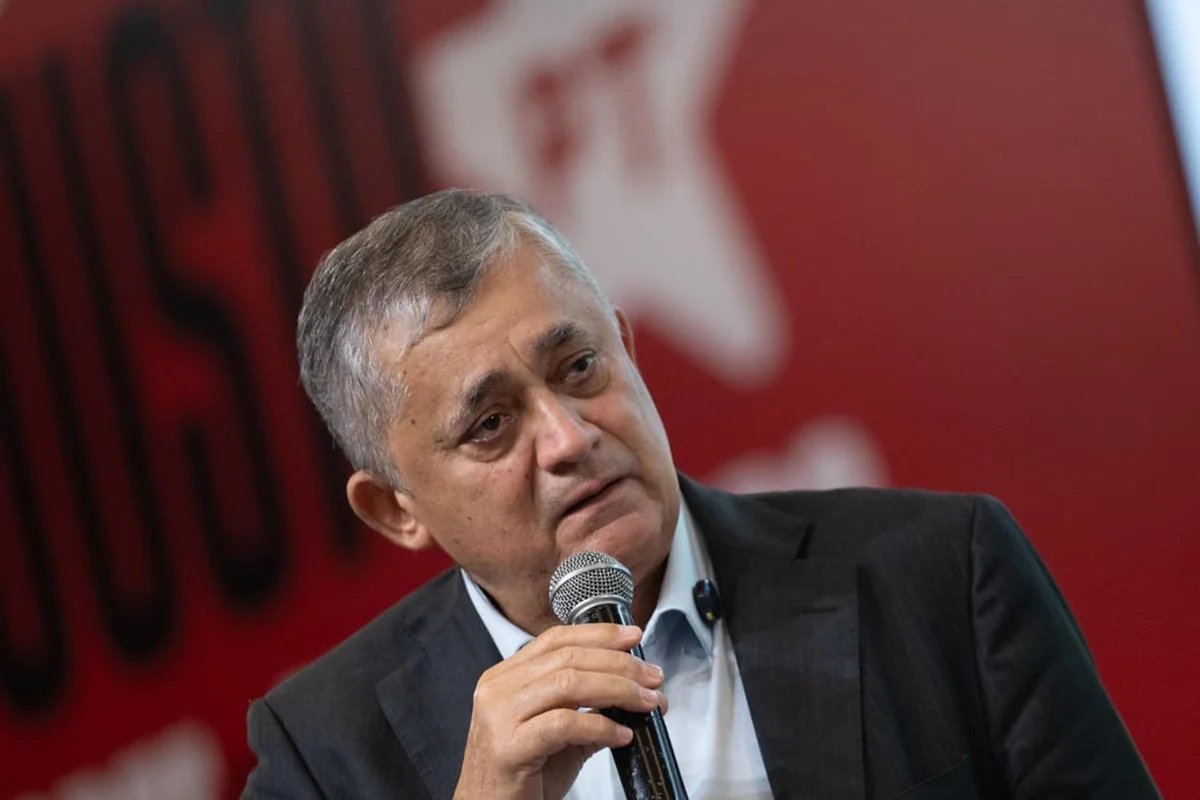 BlogdoNoblat's tweet photo. “Flávio Bolsonaro é um traidor da pátria, que conspira contra o seu próprio país. Em vez de defender o pix, a economia nacional, os empregos e os trabalhadores, atua como vassalo dos interesses dos EUA no Brasil”. (José Guimarães, ministro das Relações Institucionais) https://t.co/KFpozLfzKl