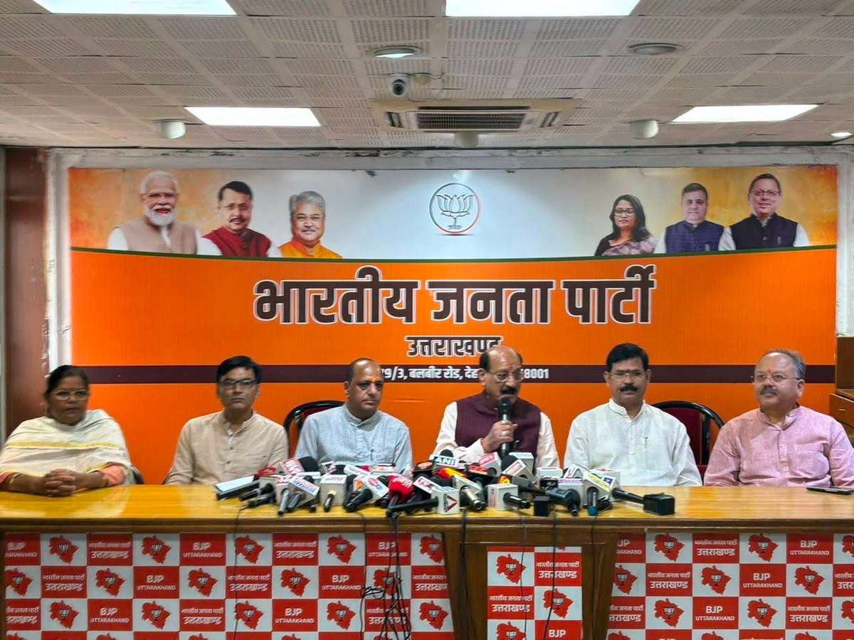 BJP4UK's tweet photo. भाजपा प्रदेश कार्यालय, देहरादून में आयोजित प्रेस कॉन्फ्रेंस में कैबिनेट मंत्री श्री सुबोध उनियाल जी ने राहुल गांधी की लगातार बदलती मांगों और संसद की कार्यवाही को बाधित करने की राजनीति पर सवाल उठाए।

उन्होंने कहा कि गृह मंत्री श्री @AmitShah जी सदन में हर सवाल का जवाब देने के लिए तैयार हैं, ऐसे में राहुल गांधी जी को चर्चा से भागने के बजाय सदन में तथ्यों के साथ अपनी बात रखनी चाहिए।

जंतर-मंतर पर गोली चलने के दावे को लेकर भी सुबोध उनियाल जी ने सवाल उठाते हुए कहा कि देश को भ्रम और आरोपों की राजनीति नहीं, बल्कि तथ्य और जवाब चाहिए।

प्रेस कांफ्रेंस के दौरान प्रदेश उपाध्यक्ष श्री शैलेेन्द्र बिष्ट जी, प्रदेश महामंत्री श्री कुंदन परिहार जी, प्रदेश मीडिया प्रभारी श्री मनवीर चौहान जी सहित अन्य वरिष्ठ पदाधिकारी उपस्थित रहे।
#राहुल_भागना_नहीं