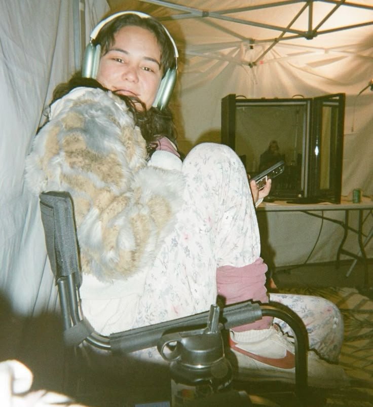 antlerituals's tweet photo. she always sits like shes 3 apples tall https://t.co/PV9ziMKvkH