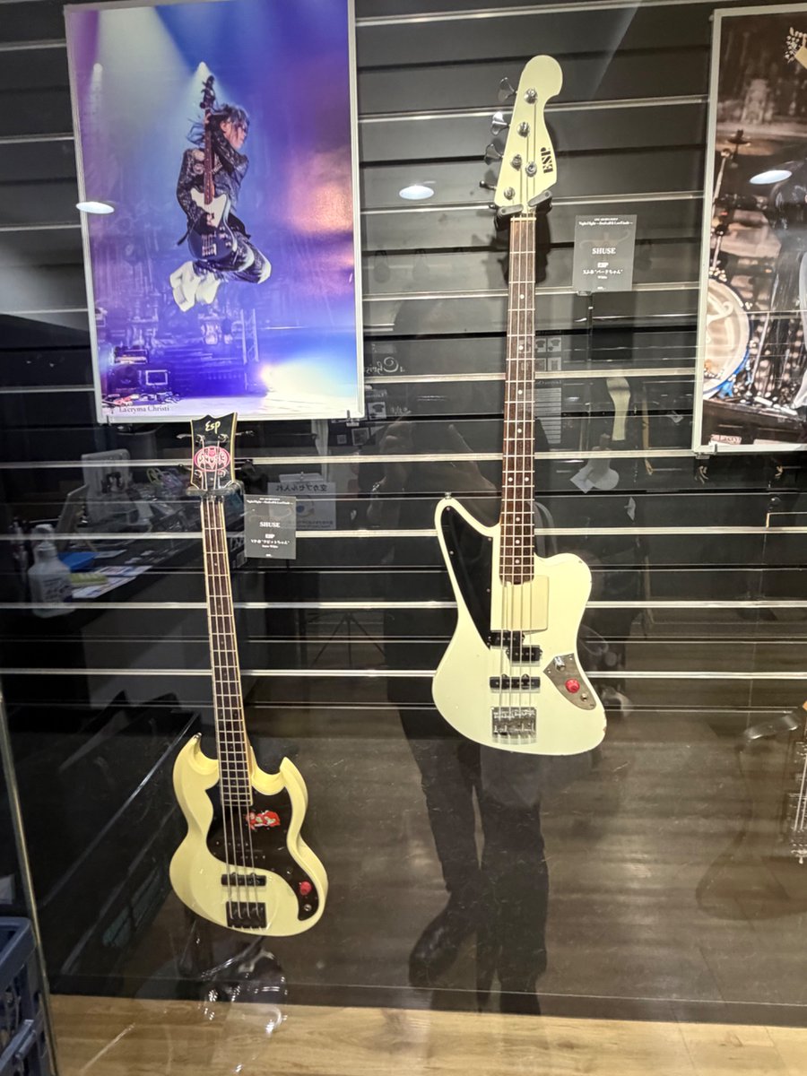 isk_jda0302_'s tweet photo. ESPミュージアムのラクリマ展に行きました。
ベーシストの端くれなので、
SHUSEさんの機材にフォーカス。
百戦錬磨の白バードと
未来を切り拓いていくであろうバードⅢ
マスタートーンとvolだけが多いイメージだったけど、新しいのは2ボリュームなのね!
#lacrymachristi
#shuse https://t.co/Ege6nv3BoS