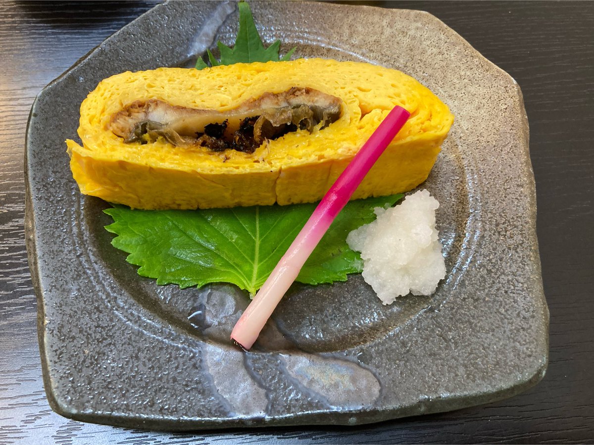 KY87's tweet photo. 諫早は鰻の楽焼きというのが有名だと知ったので、旅の後半に備えて最高に贅沢してやろうと、うなぎ割烹 北御門という店に滑り込みセーフで凸してきた。

楽焼き御前、骨せんべい、白焼き、うまき…と色々食っちまったw💸

でも滅多に来れないんだから、ここぞと言うことで美味しく頂かせてもらったぜ！ https://t.co/XxlYZKy1wq