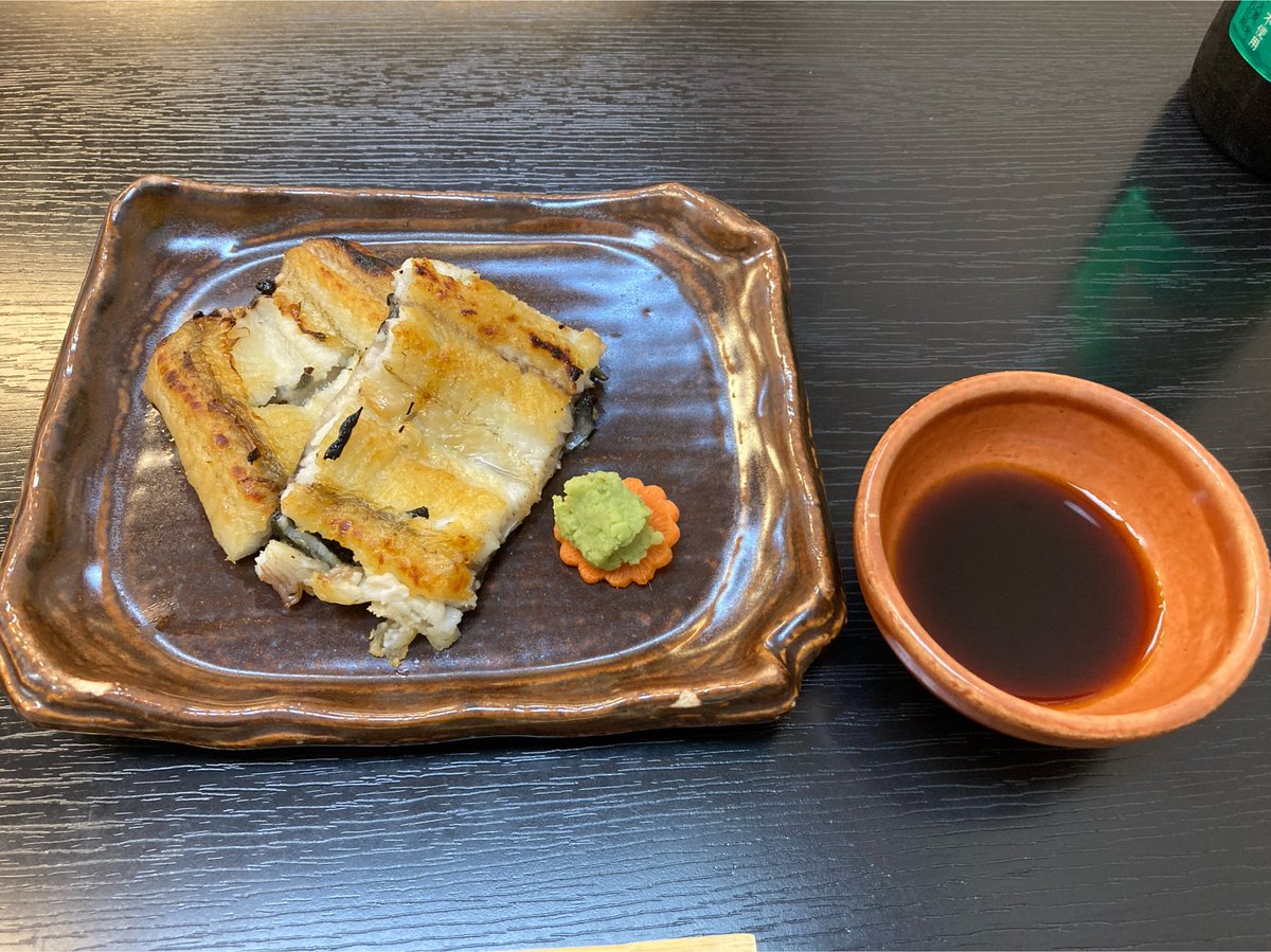 KY87's tweet photo. 諫早は鰻の楽焼きというのが有名だと知ったので、旅の後半に備えて最高に贅沢してやろうと、うなぎ割烹 北御門という店に滑り込みセーフで凸してきた。

楽焼き御前、骨せんべい、白焼き、うまき…と色々食っちまったw💸

でも滅多に来れないんだから、ここぞと言うことで美味しく頂かせてもらったぜ！ https://t.co/XxlYZKy1wq