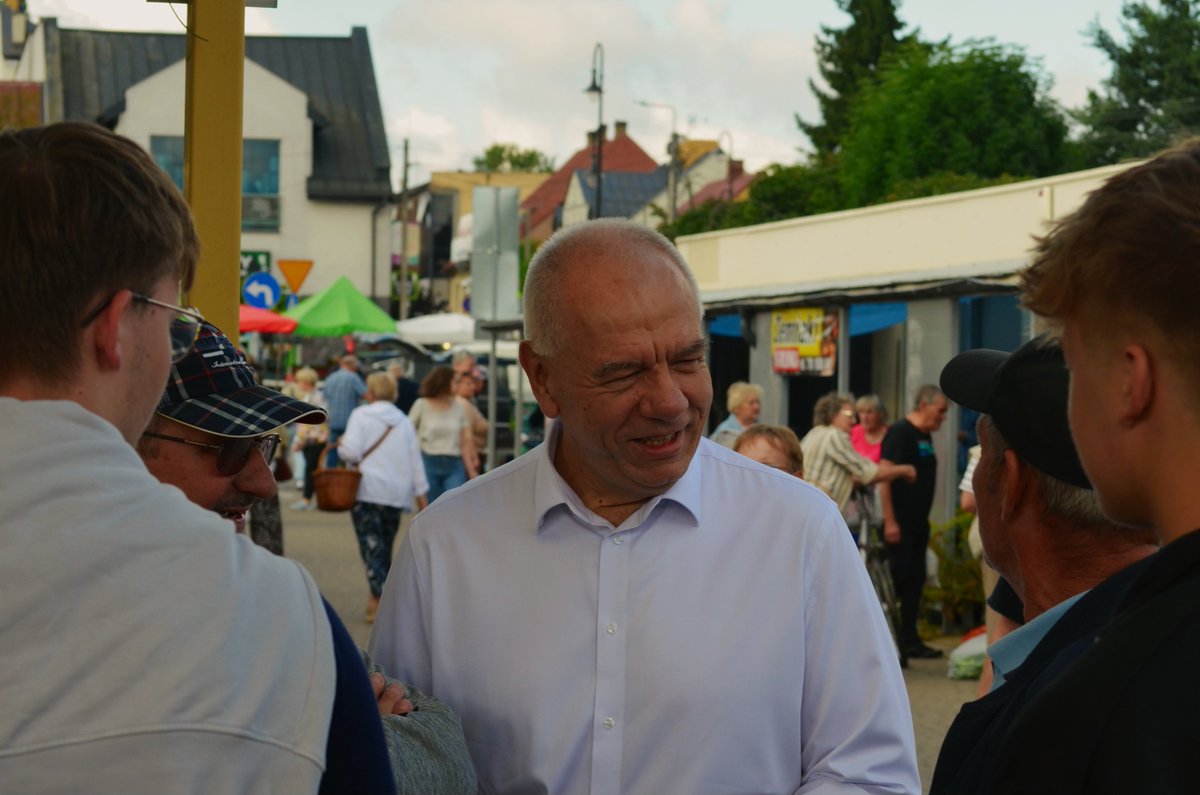 artur_kosicki's tweet photo. 📍Dziś z mieszkańcami Augustowa bezpośrednie rozmowy o tym, co jest najważniejsze — o codziennych problemach, potrzebach i pomysłach na rozwój naszego regionu. 

Dziękuję za wszystkie pytania, uwagi i sugestie - to dla mnie bezcenny punkt odniesienia do dalszej pracy.💪 🇵🇱

Do zobaczenia na kolejnych spotkaniach!👋