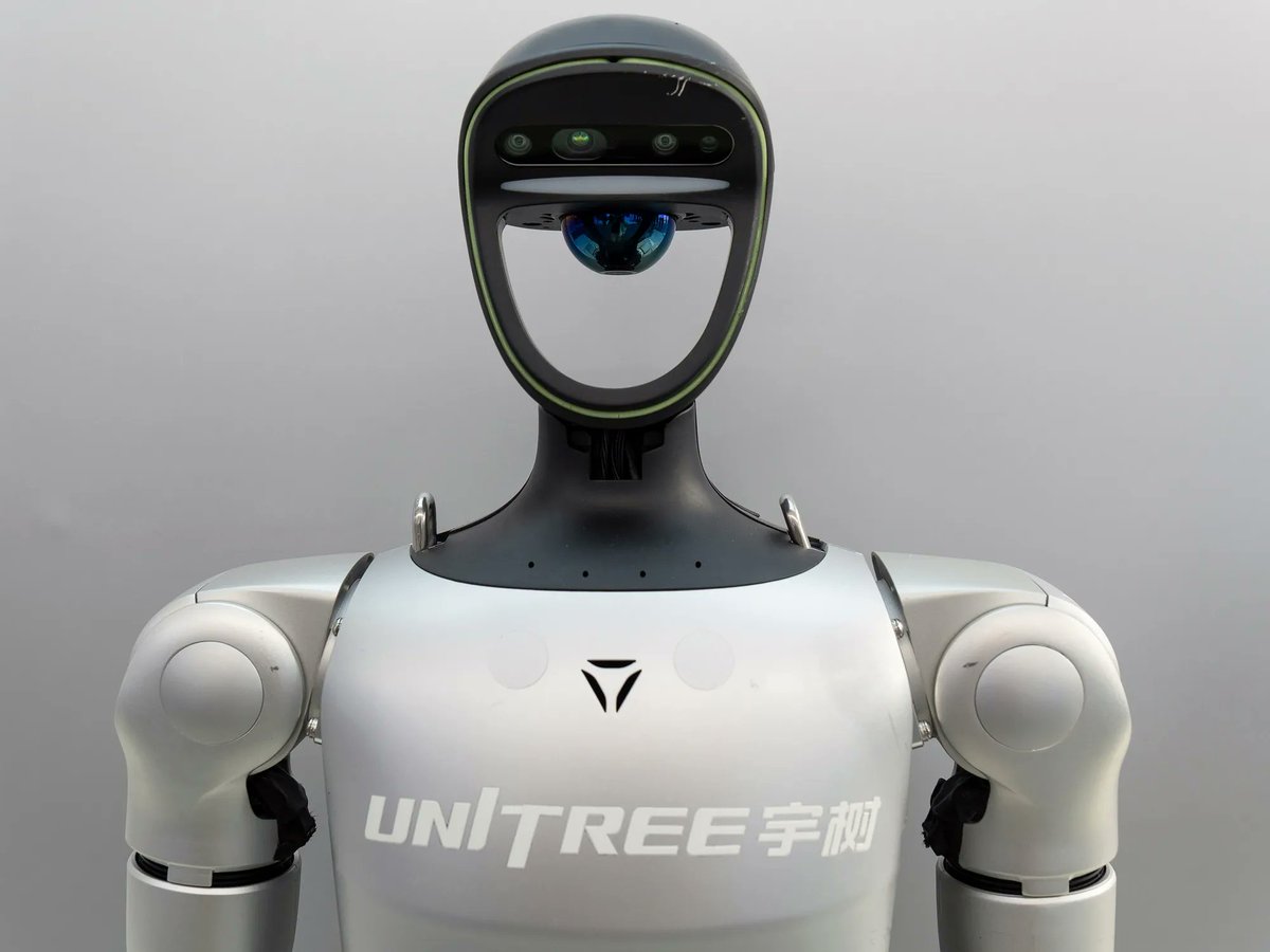 BullTheoryio's tweet photo. BREAKING: Chinese robot maker Unitree was 8,000x oversubscribed by retail investors at its $900 million IPO.

The IPO values ‌Unitree at 219 times 2025 earnings ​and 36 times sales. https://t.co/mjh8ThKAVs
