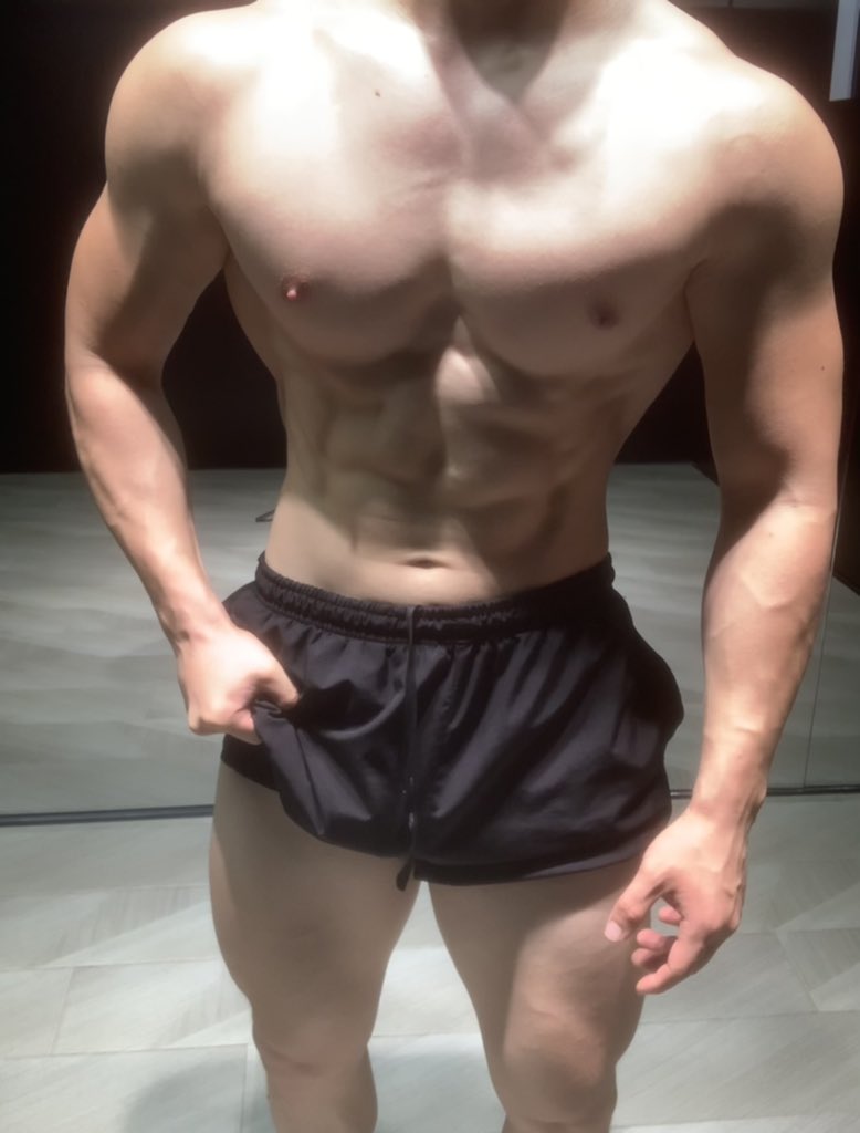 dont1o0kback's tweet photo. 很抱歉欺骗了各位推特上的朋友们。其实我不是普通人，我是某大型经纪公司下一支男子组合的队长预定练习生，将要出道。公司发现了我的推特账号，现在活动起来会很难了。这段时间谢谢大家了。 https://t.co/yduMlSXfVe