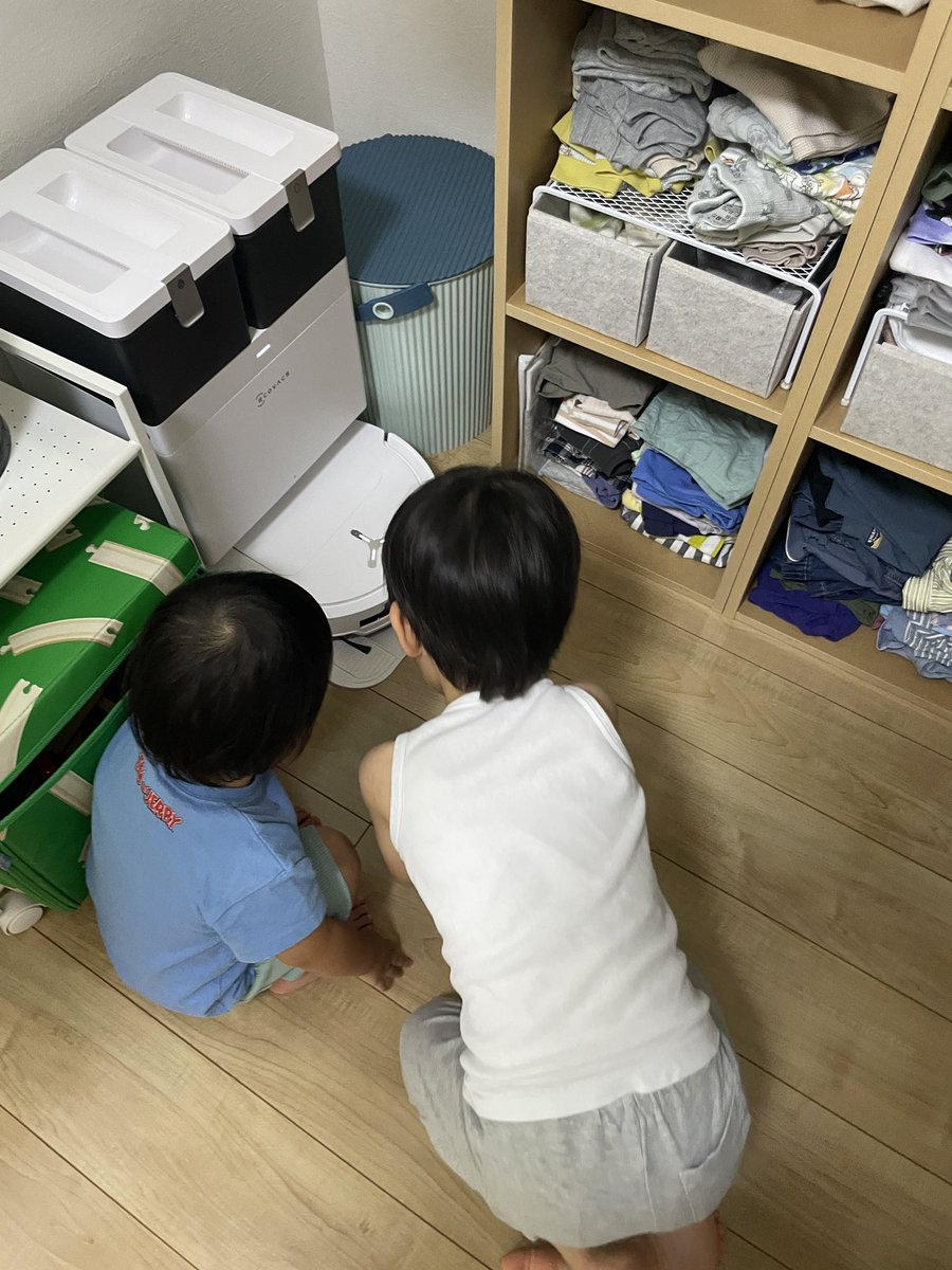 shishimaruo's tweet photo. 今日家に来たロボット掃除機の初めての車庫入れを見届ける二人 https://t.co/ttLLKOznnb