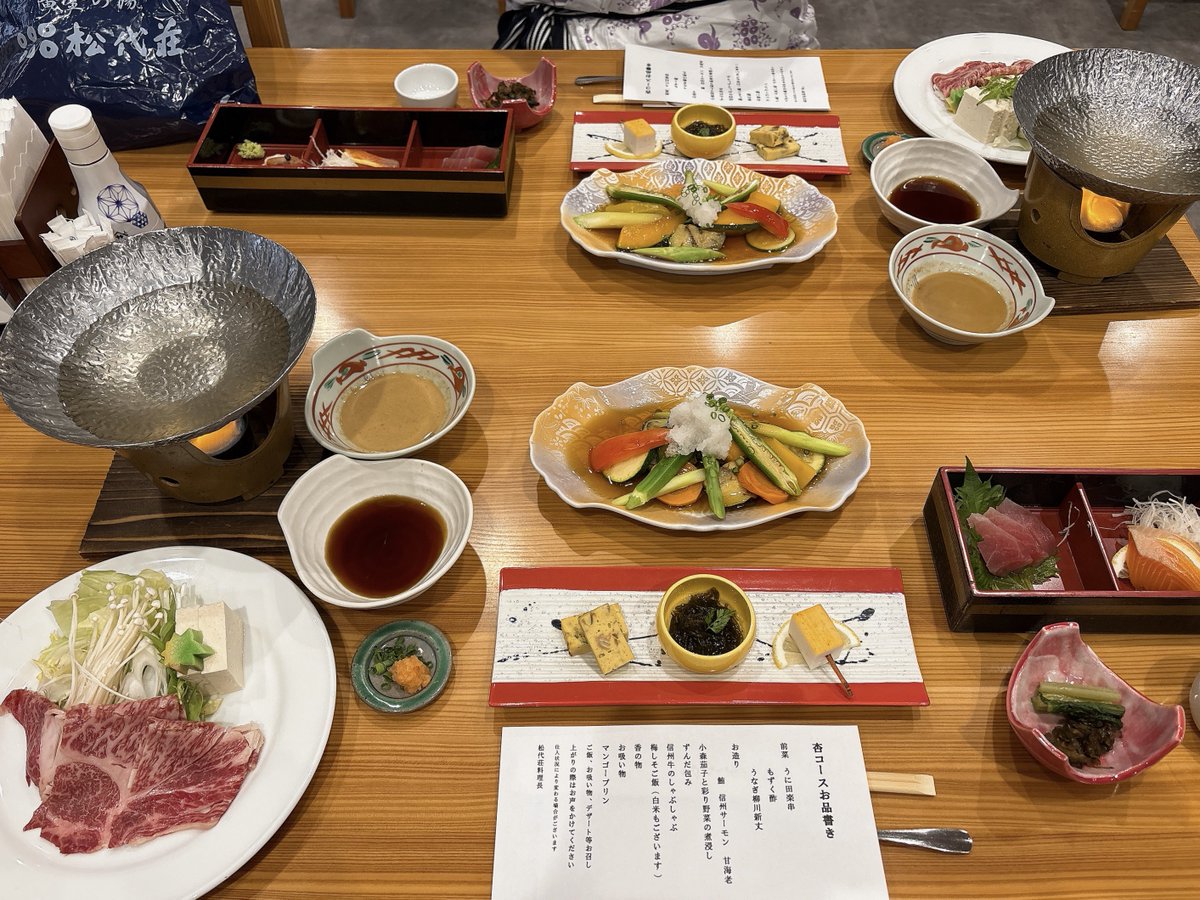 mayuchix's tweet photo. 信州松代温泉 黄金の湯 松代荘@長野市

リニューアル後、初宿泊♨️
食事は野菜たっぷり🥬
信州牛しゃぶしゃぶと梅しそご飯がめっちゃ美味しい！

鉄分と塩分が濃い、素晴らしい泉質は今までどおり。
加温加水なしの源泉かけ流しがドバドバ！
濃茶色のお湯、迫力ある🤎
露天風呂が広くなっててよかった✨ https://t.co/eo41UtlQIV