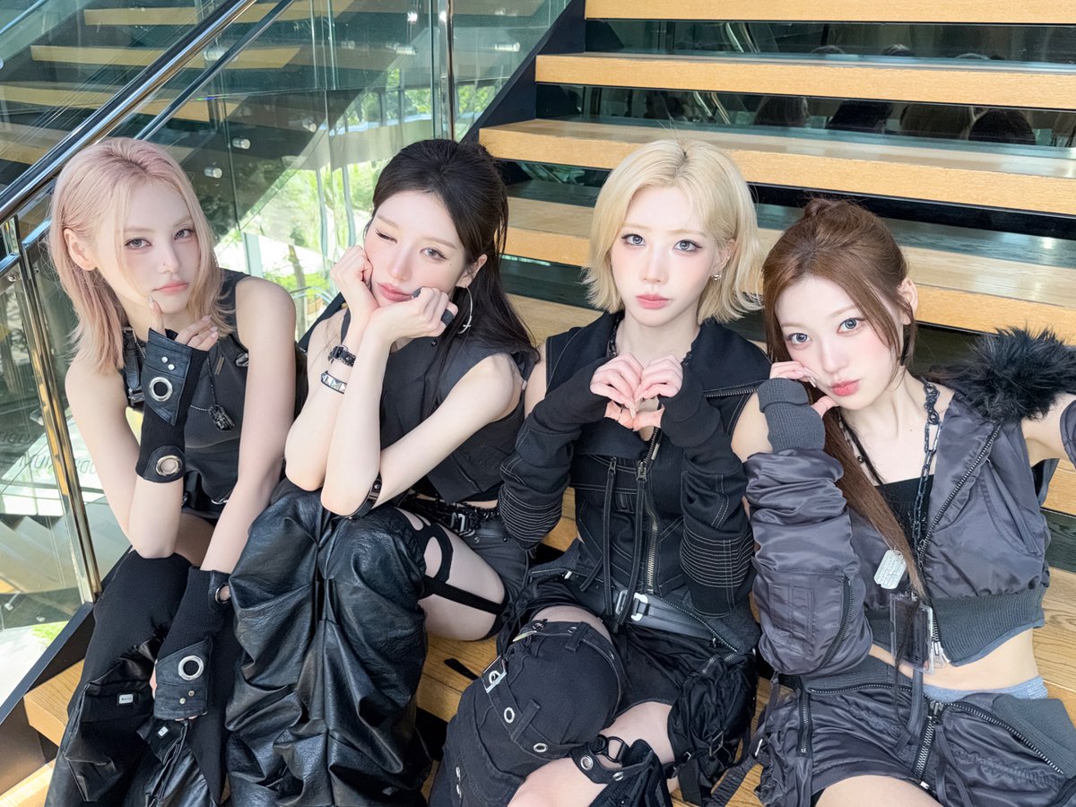 official_artms's tweet photo. 나는 아르르만 사랑하는 OURII라 그런가 
다른 거 보고 미동도 안 함. 오히려 웃음이 나온달까? 
#더쇼 무대 보면서 나는 웃음을 짓지 후훗 (ˊo̴̶̷̤  ̫ o̴̶̷̤ˋ)

#ARTMS #아르테미스 #OURII
#Hyper_Ego https://t.co/BmRMyRN2Rh