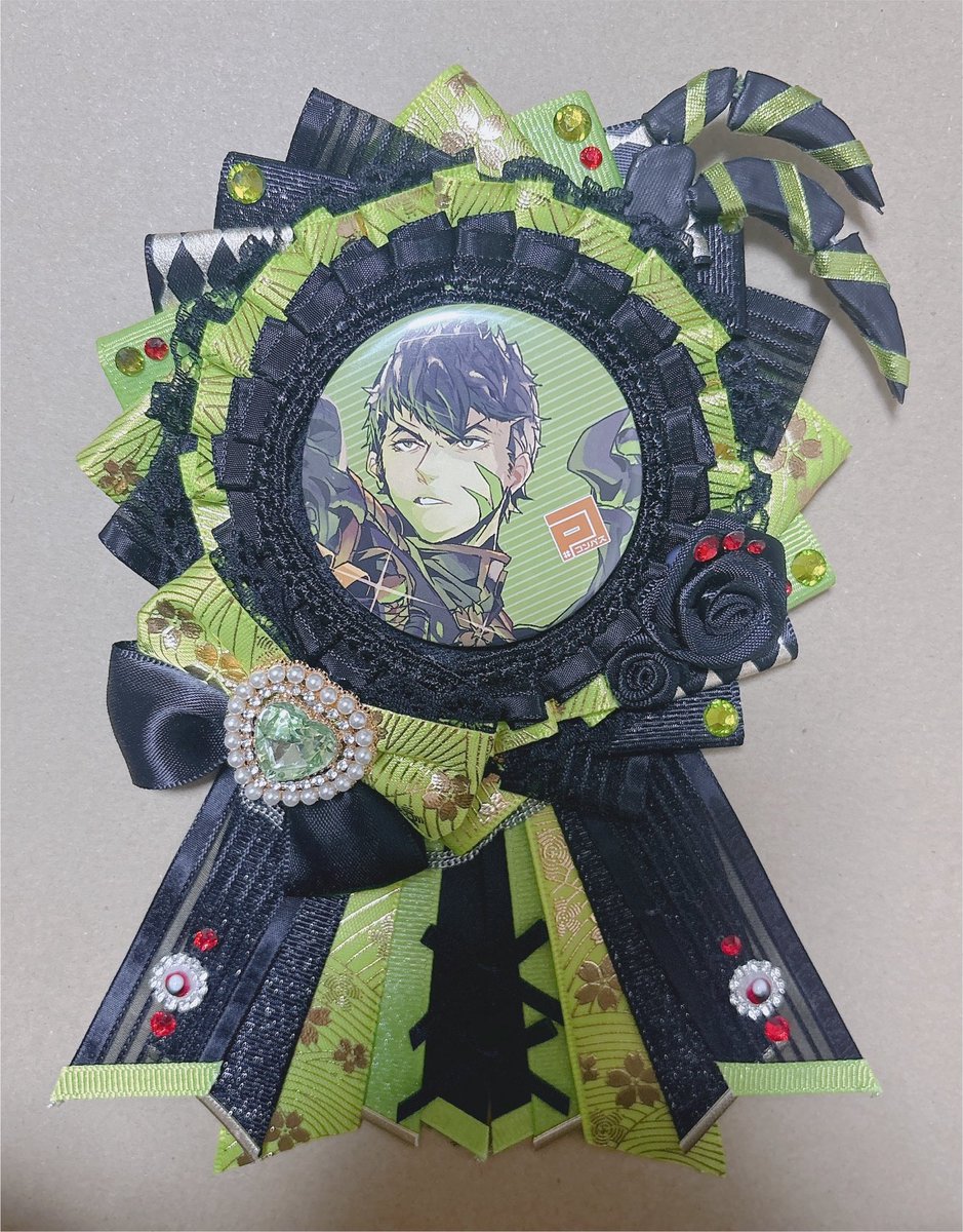 cc_xiol's tweet photo. ほんまに素敵で最高なロゼットを作っていただいた😭😭😭😭✨✨✨✨
ガスマスクモチーフで作ってもらったの！！みんなみて〜‼️‼️‼️‼️

本当に感動している、はやくお外に連れ出したいよ〜〜！！！ https://t.co/0YSh05HXZo