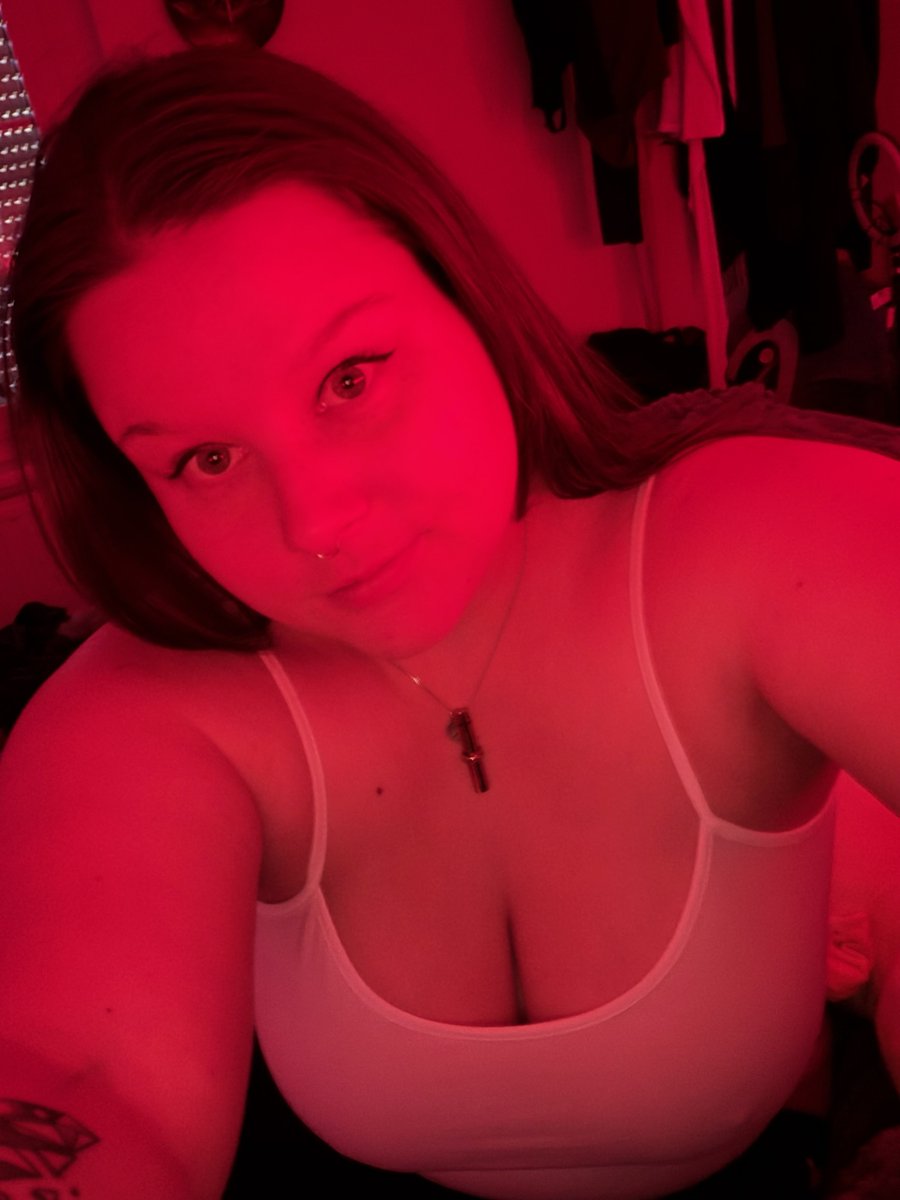 themaddymay's tweet photo. do men actually like receiving random pics? https://t.co/8pQa6v1qct