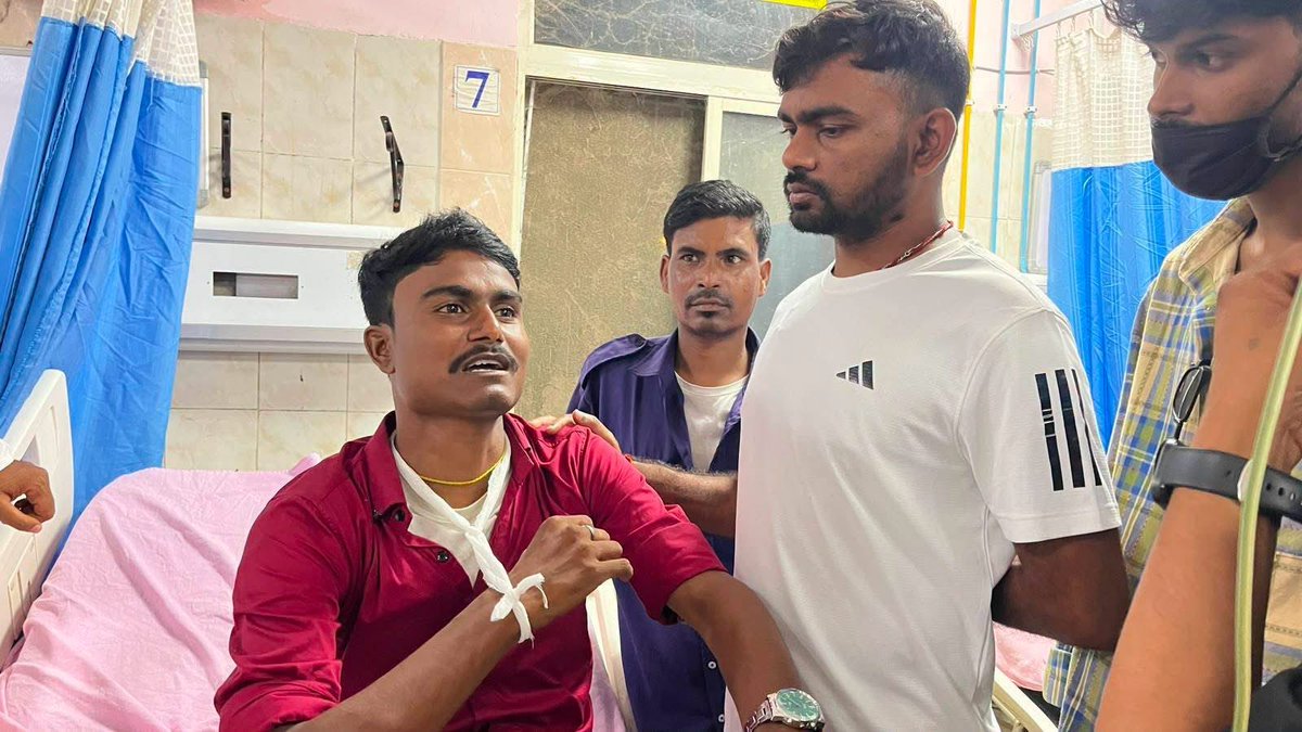 Tigerjairam's tweet photo. झारखंड विधानसभा का घेराव कर रहें छात्रों पर पुलिस का डंडा शासन की विफलता है। मैं इसकी घोर शब्दों में निंदा करता हूँ। रात के अंधेरे में छात्रों पर किया गया लाठीचार्ज अंग्रेज़ी हुकूमत के दौर के अत्याचारों की याद दिलाता है। लोकतांत्रिक तरीके से शांतिपूर्ण अपनी आवाज़ उठाने वाले छात्रों पर इस तरह की कार्रवाई किसी भी हाल में स्वीकार्य नहीं है।
सरकार के पास बातचीत कर रास्ता निकालने का पर्याप्त समय था। लेकिन सरकार ने इस गंभीर समस्या की गंभीरता को नहीं समझी। 
लाठीचार्ज के बाद सीधे सदर अस्पताल पहुंचकर घायल छात्रों से मुलाकात की। घायल छात्रों का हाल जाना।
इसके बाद जयपाल सिंह मुंडा स्टेडियम पहुंचकर छात्रों से मुलाकात की। उनके साथ आगे की रणनीति पर विशेष चर्चा हुई और उनका हौसला बढ़ाया।
जब JPSC के अध्यक्ष गिरफ्तार हो गए, तीनों सदस्यों को इस्तीफा देना पड़ा. इसका मतलब है ये प्रमाणित है कि अनियमितता तो हुई है। एक विश्वविद्यालय के एक विषय के सभी 33 छात्र (महिला पर्ववेक्षिका) बन गई. वो भी ऐसे विश्वविद्यालय से जहाँ कोई पढ़ने लिखने वाला छात्र पढ़ना नहीं चाहते है।
टीडीपीएल के अभय तिवारी ने स्वीकार किया है कि 40-60 लाख रुपये वसूले गए थे, फिर सरकार को CBI जाँच करवाने में क्या परेशानी है ? ये बात समझ से परे है।
 मैं पुनः माँग करता हूँ सरकार इन नियुक्ति घोटाले की जाँच CBI से करवाये। CGL को रद्द करें, TDBL के सभी परीक्षाओं को रद्द करे.
दुर्भाग्यपूर्ण लाठीचार्ज घटना की उच्च स्तरीय जाँच उच्च न्यायालय के किसी रिटायर न्यायाधीश की अध्यक्षता में न्यायिक जाँच करवाये.
संघर्ष कठिन हो सकता है, लेकिन हक़ की आवाज़ को दबाया नहीं जा सकता. संघर्ष जारी है...
