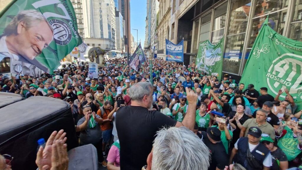 rodoaguiar's tweet photo. ÚLTIMO MOMENTO!!
ATE LOGRA REINCORPORACIÓN DE LOS DESPEDIDOS EN PAMI!!

ES UN TRIUNFO ENORME PARA NUESTRO SINDICATO QUE AHORA VA POR UN INMEDIATO AUMENTO SALARIAL EN LA OBRA SOCIAL!!

Hoy debemos celebrar una nueva demostración de que LUCHAR SIEMPRE SIRVE. Hemos logrado la reincorporación de trabajadores despedidos en PAMI, entre los cuales se encontraban REPRESENTANTES GREMIALES como es el caso de Melina Gutiérrez, Secretaria General de la Junta Interna del organismo en Rosario.
Desde la primera cesantía decidimos que íbamos a CONFRONTARLOS EN TODOS LOS PLANOS. No sólo dimos la batalla judicial, se multiplicaron los paros y fueron numerosas las protestas en la sede central de la obra social. 
Siento un orgullo inmenso por esta ATE que no se resigna y que lucha incansablemente contra las injusticias provocadas por un Gobierno que quiere aniquilar todos derechos. NO LO VA A LOGRAR!!