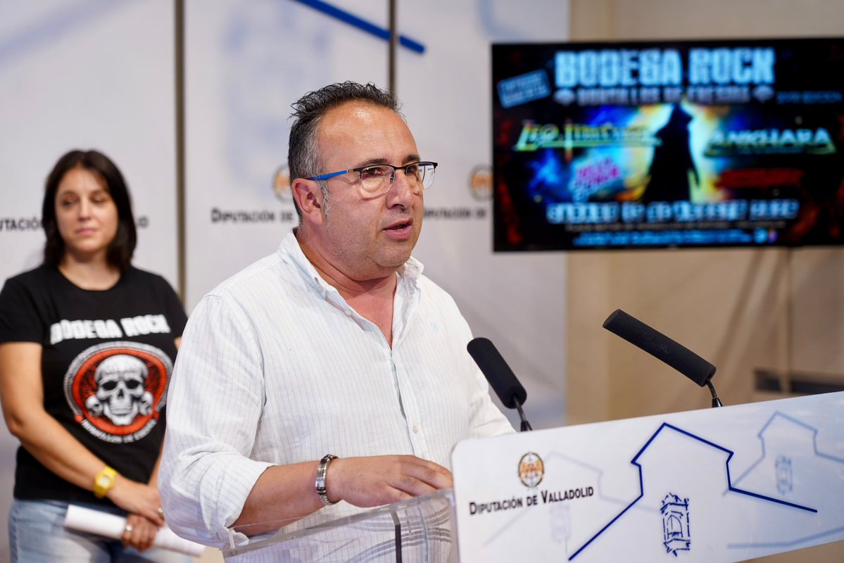 Dip_Va's tweet photo. 🎸 Hornillos de Eresma celebra la XVIII edición de Bodega Rock.

🎶 El diputado, Alfonso Romo, acompañado por el concejal del Ayuntamiento de Hornillos, Sergio Sánchez y la presidenta de la Asociación Cultural de Hornillos, Nadia Pelillo, ha presentado los conciertos.

🔗 https://t.co/RDW1bRG8gz