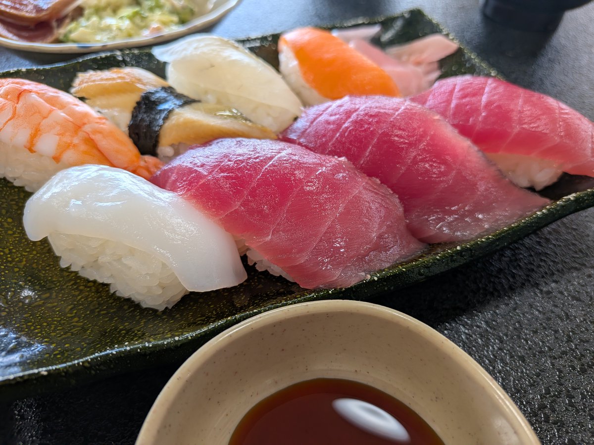 darimaki's tweet photo. 焼津さかなセンターで期間限定の夏祭りバイキングが開催されています。
夫がどうしても行きたいって🤣
マグロを一匹さばいて、目の前でお寿司にしてくれます。
おなかいっぱい🥰
他のを食べずにマグロに集中すればよかった🤣 https://t.co/8UJIPYgZ4q