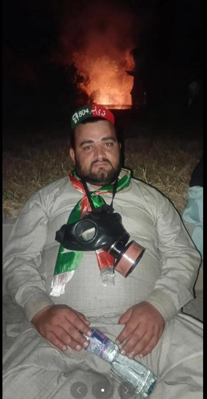 syed_bacha's tweet photo. راولپنڈی میں فائرنگ کا واقعہ- سیاسی جماعت کی انتشاری سوچ  کا نتیجہ ہے 

▪️مال روڈ واقعے کو محض ایک انفرادی فائرنگ کے واقعے کے طور پر دیکھنے کے بجائے یہ بھی جانچنا ہوگا کہ ملزم کی سیاسی وابستگی اور تنظیمی اقدار کا کتنا اثر ہے 

▪️ محمد حسین کے موبائل فون سے متعدد PTI لیڈروں کے فون کا ریکارڈ اور تصاویر سامنے آئی ہیں  جس سے اس کی جماعت کے ساتھ وابستگی اور زہنسازی واضح ہے

▪️ سہیل آفریدی نے حالیہ انٹرویوز میں سیاسی تحریک اور مزاحمت کو اپنی سیاست کا مرکزی حصہ بنایا جبکہ احتجاج کے تناظر میں یہ بھی کہا کہ ان کے کارکن رکاوٹیں اور کنٹینرز ہٹانے کی طاقت رکھتے ہیں۔ 

▪️ایسے بیانات کے بعد سیاسی قیادت پر یہ ذمہ داری بڑھ جاتی ہے کہ وہ واضح کرے کہ اس کی مزاحمت کی حد کہاں ختم ہوتی ہے۔

▪️ ایک موقع پر احتجاج کا بنیادی مقصد بانی  کی رہائی بتایا گیا۔ سوال یہ ہے کہ پارٹی کارکنان کو کیا ہدایات جاری کی گئی ہیں 

▪️ سہیل آفریدی نے امن و امان کے حوالے سے اپنی حکومت کے لیے بلند اہداف اور سو دن میں بہتری کے دعوے کیے تھے۔ اب ان سے یہ سوال بھی بنتا ہے کہ سیاسی کارکنوں میں ممکنہ انتہاپسندانہ یا پرتشدد رجحانات کی نگرانی کے لیے پارٹی نے کیا اقدام لیے ہیں؟

▪️ اصل سیاسی امتحان یہ ہے کہ PTI واقعے کی غیر مشروط مذمت کرتی ہے، ملزم سے اپنی تنظیمی نسبت واضح کرتی ہے اور تحقیقات میں تعاون کرتی ہے یا معاملے کو فوری طور پر سیاسی confrontation میں تبدیل کرتی ہے۔

▪️حقیقت یہ ہے کہ PTI کی قیادت اپنے عوام کو مثبت اور تعمیری کاموں میں مشغول کرنے کی بجائے انتشار اور دھرنوں پر اقصا رہی ہے تاکہ ان کا اقتدار  قائم رہے اور روزی روٹی چلتی رہے