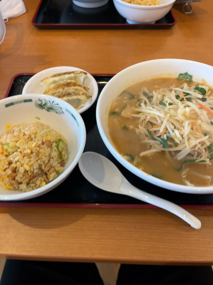 K34020644's tweet photo. 味噌ラーメン　餃子半チャーハンセット
#日高屋
#ラーメン　#らーめん
#飯テロ https://t.co/cj7OcIjFhE