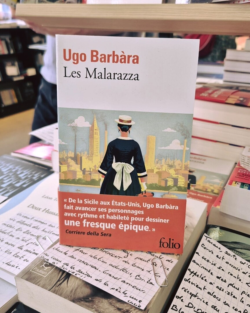 Babelio's tweet photo. Que lire ce week-end ? 📚
Cette semaine en librairie, nous avons repéré l'édition poche des 'Malarazza' de @ugo.barbara, parue récemment chez @editionsfolio pour notre #inthepocket. 📚
L'histoire commence à Castellammare del Golfo, pas très loin de Pal… https://t.co/Bz9UwXn1zV https://t.co/gvVCDPuAa4