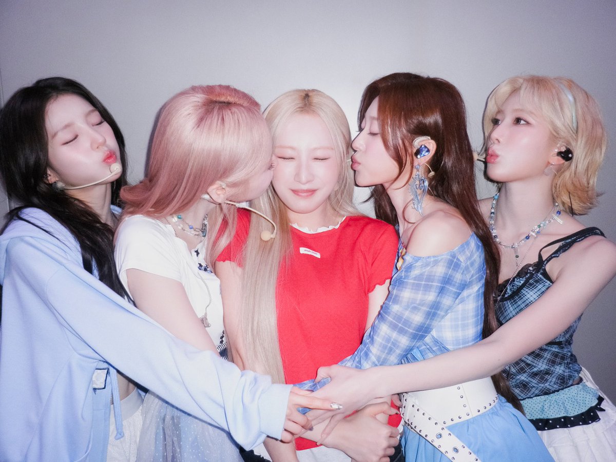 fuck_blockberry's tweet photo. HASEUL WAS THERE NOO 😭😭 https://t.co/4AjrjrH3B6