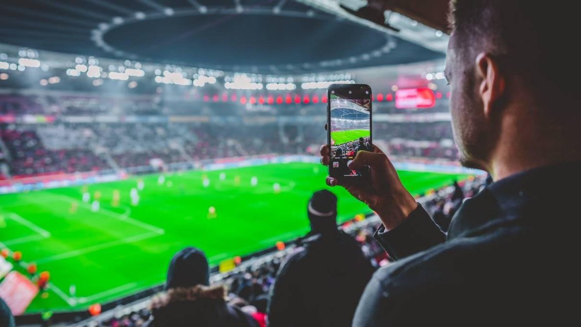 PationalZone_'s tweet photo. 🚨VOICI COMMENT EST FILMÉE LES IMAGES POUR LA FOOTBALL VIDEO SUPORT !!

C'est juste un mec avec un Iphone quoi. https://t.co/VvT7FINhu4