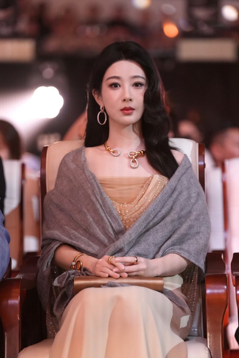 yangzithailand's tweet photo. 110826 [เก็บตก] Yang Zi Studio weibo update

สตูจื่อแชร์ภาพคนสวยจากงาน Hundred Flowers Awards ครั้งที่ 38 จื่อสวยมากเลย 💕💕💕

#หยางจื่อ #YangZi #杨紫 https://t.co/JYRAUndlnB