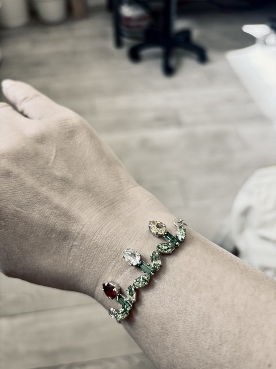 ochoboke77's tweet photo. デザインを考えたのか春なので思いっきり季節外れですがチューリップのブレスレットが出来ました。 https://t.co/AVS4pZJtrE
