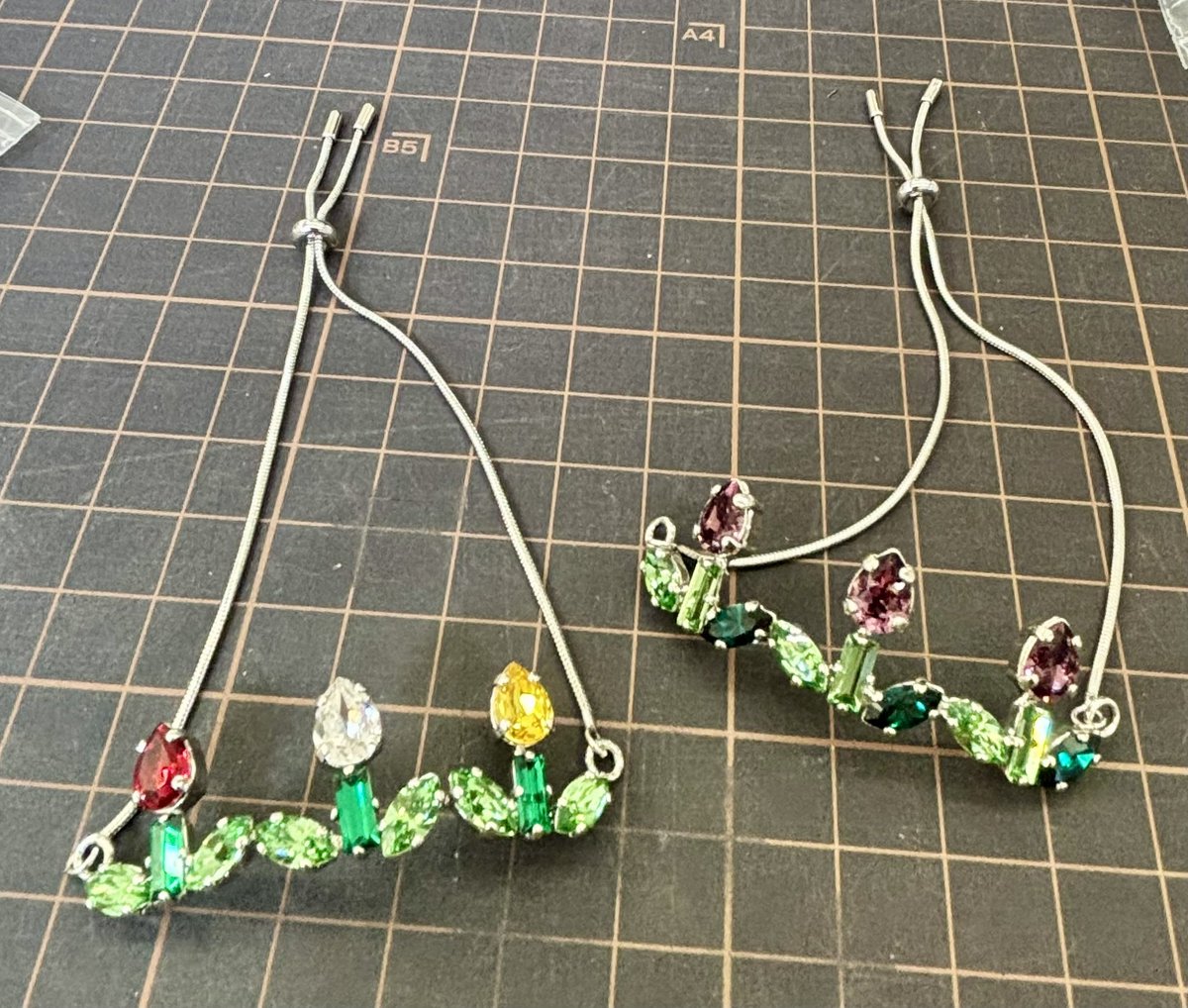 ochoboke77's tweet photo. デザインを考えたのか春なので思いっきり季節外れですがチューリップのブレスレットが出来ました。 https://t.co/AVS4pZJtrE