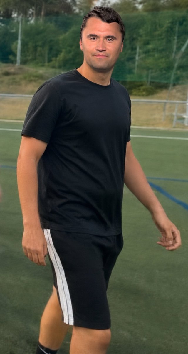 WKSO_1312's tweet photo. esta vez lo digo en prosa
q no es poca cosa

llegamos a galicia
y nos pita un sionista

la q se lía es gorda
pues nos dice q no entra la pelota

volvemos a tarragona y vemos la verdad
el balón entró en su totalidad

no nos queda mas remedio,
pues hay que colgarlo del larguero https://t.co/j7OotYha8R