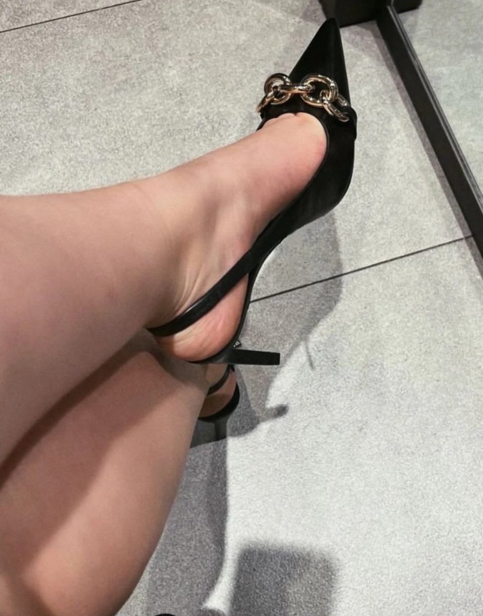 urqueen_tn's tweet photo. ᴇʟᴇɢᴀɴᴄᴇ 💎👠 https://t.co/yCUo6ckuSO